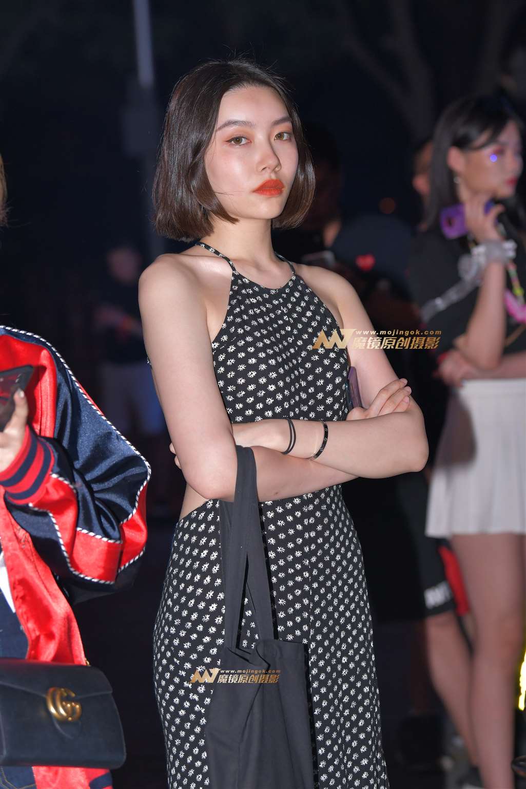 【红石赛帖】夜拍裸背美女-街拍流行馆