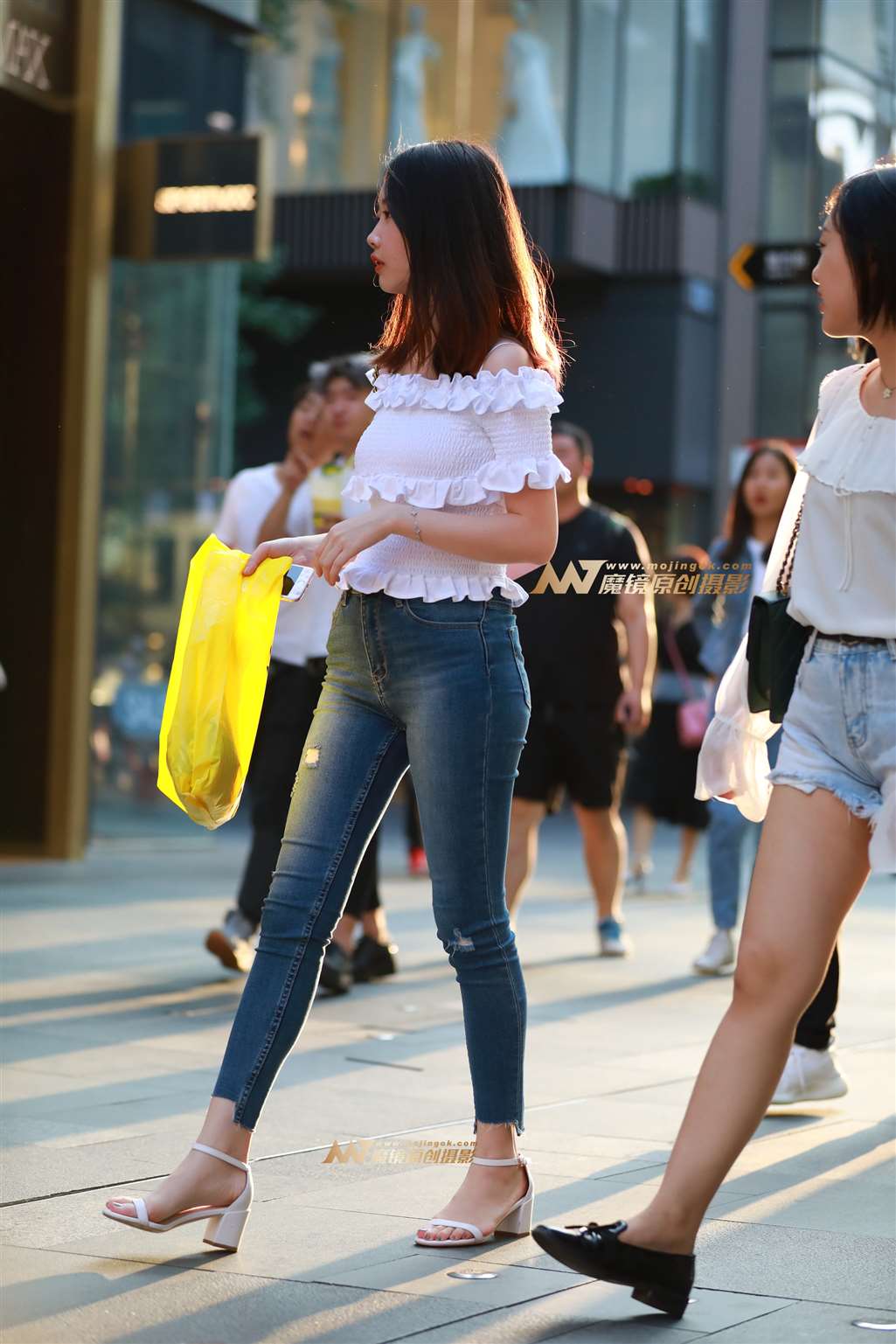 【视觉冲击赛帖】逆光下的紧牛美眉-流行馆