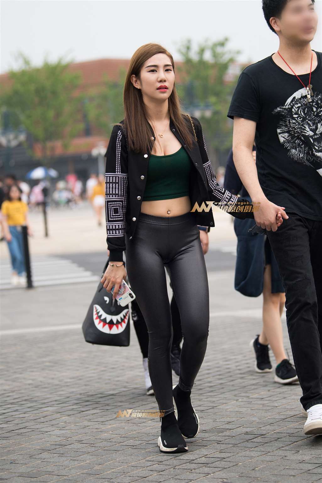 图片[1]-【一只傻麋鹿赛帖】超紧身黑色弹力裤美女-街拍流行馆