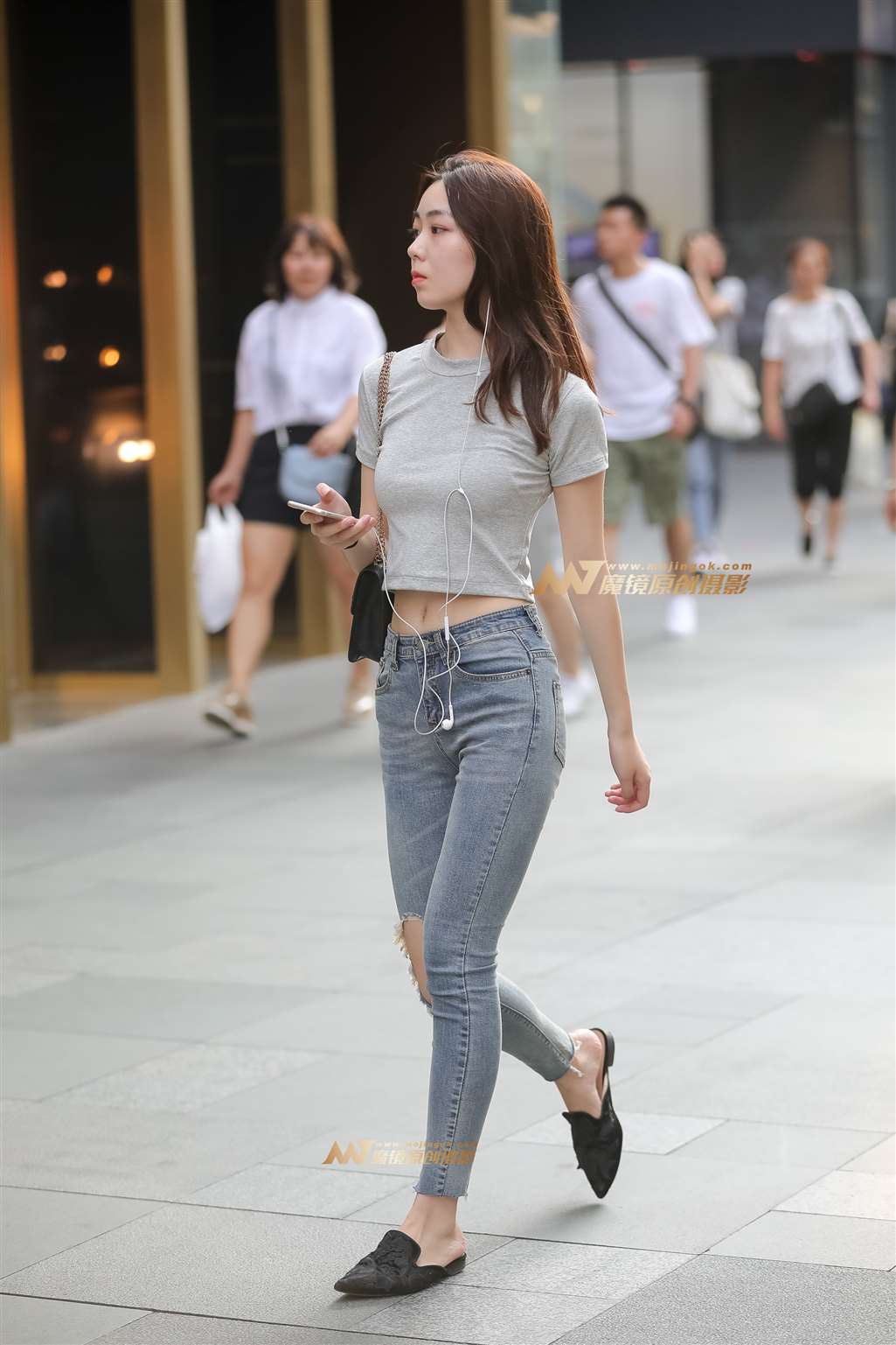 图片[1]-【凯恩赛帖】漂亮牛仔美眉-街拍流行馆
