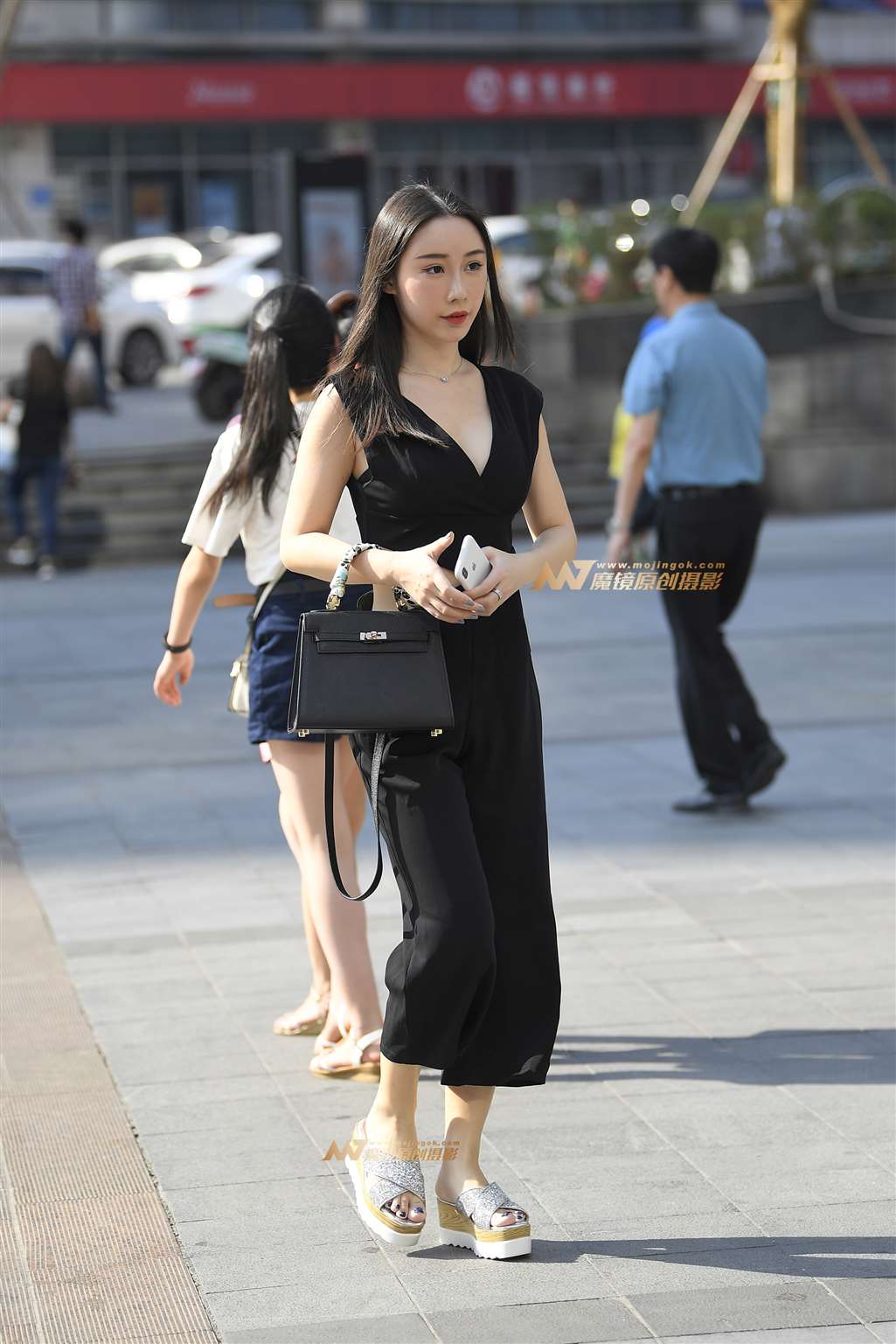 【一只傻麋鹿赛帖】含情脉脉的黑衣美女-街拍流行馆