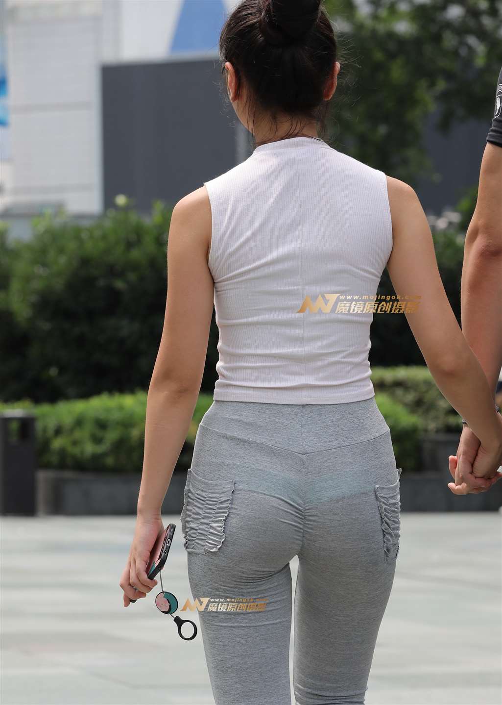 图片[2]-【视觉冲击赛帖】性感迷人女友，薄而透气的健美裤-街拍流行馆