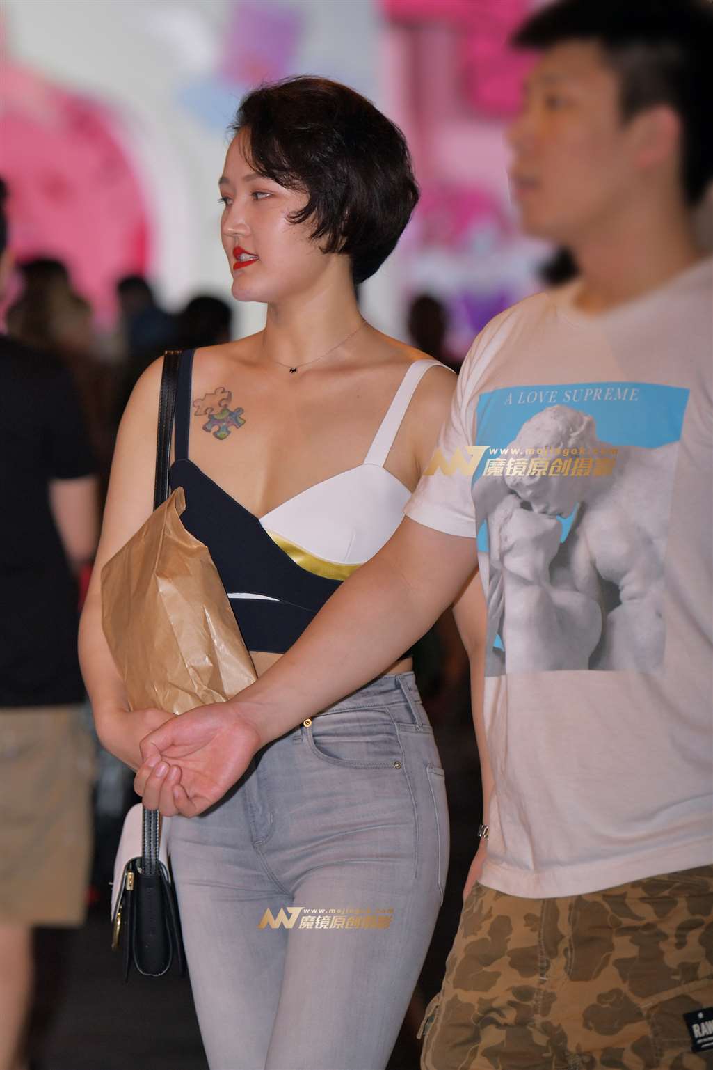 图片[1]-【红石赛帖】夜拍性感牛仔少妇-街拍流行馆