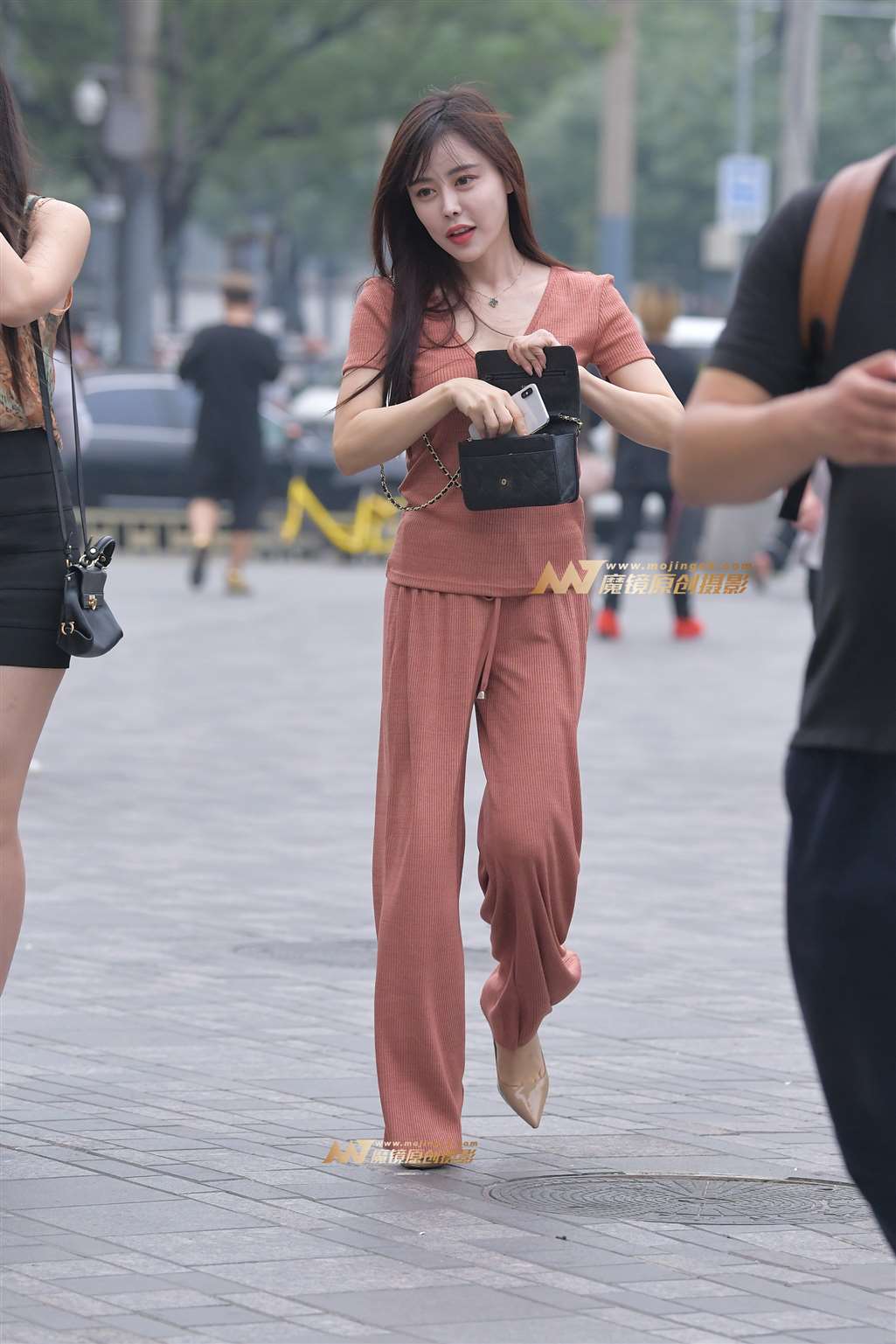 图片[1]-【红石赛贴】颜值很高的美女-街拍流行馆