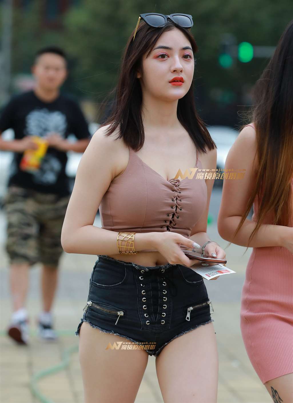 【视觉冲击赛帖】美胸 勒紧热裤 性感美眉-街拍流行馆