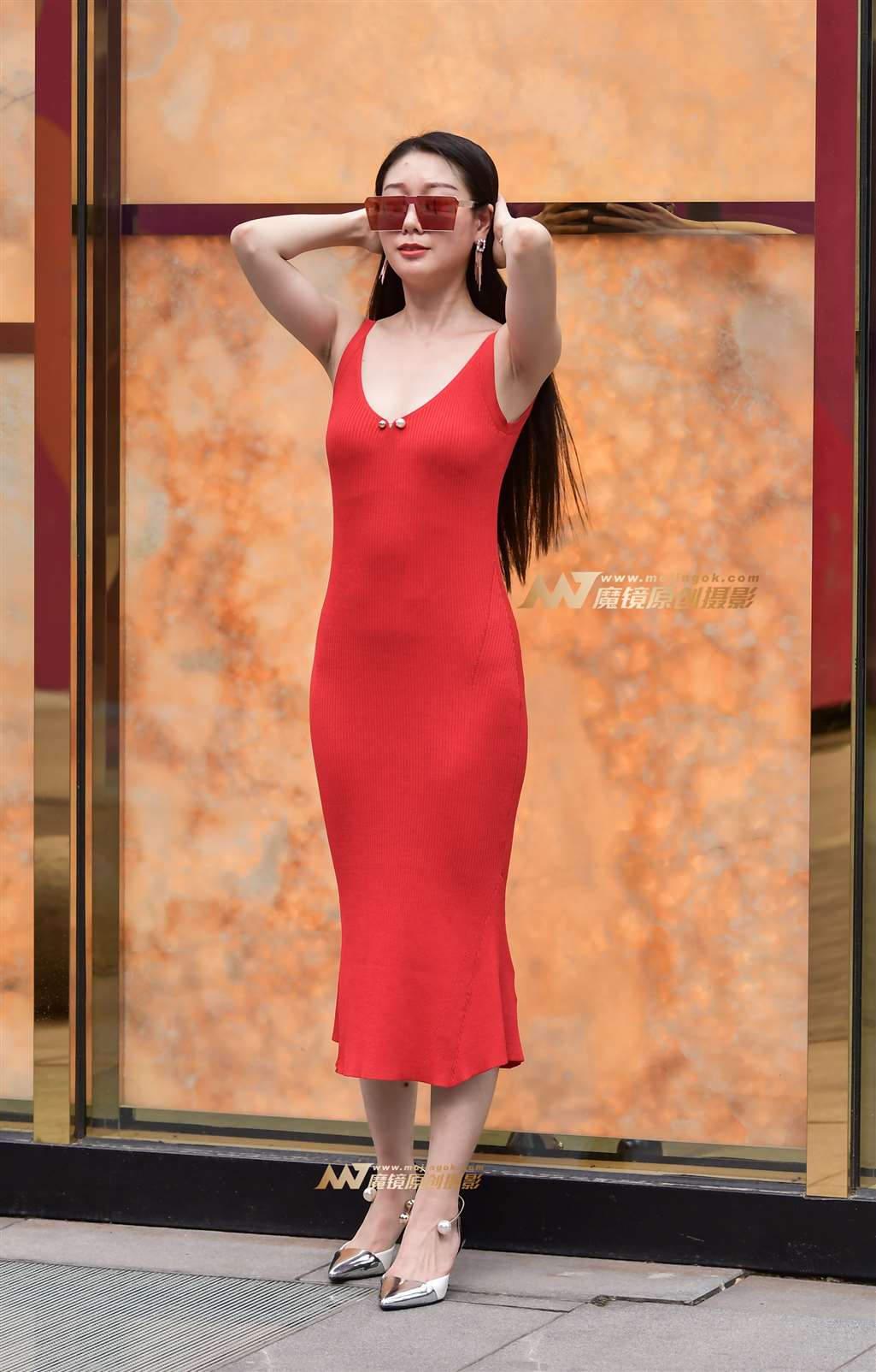 左手倒影赛帖：红裙美女风采迷人-街拍流行馆