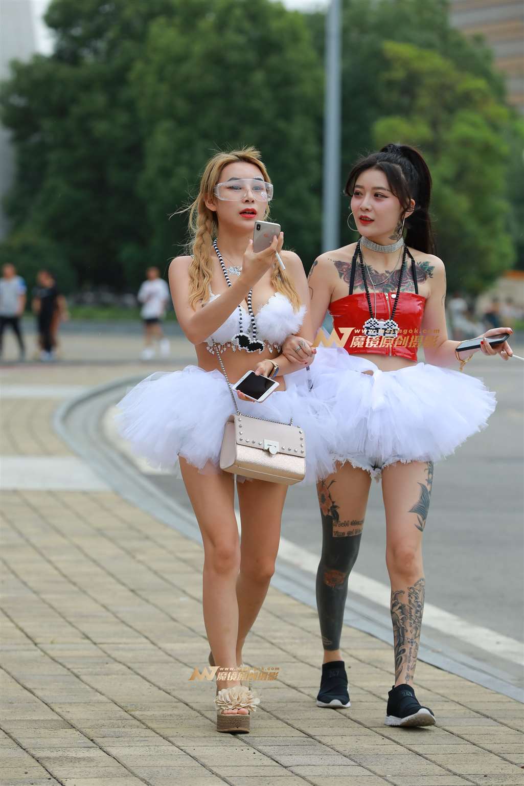 图片[4]-【视觉冲击赛帖】性感低胸，两个白天鹅-流行馆