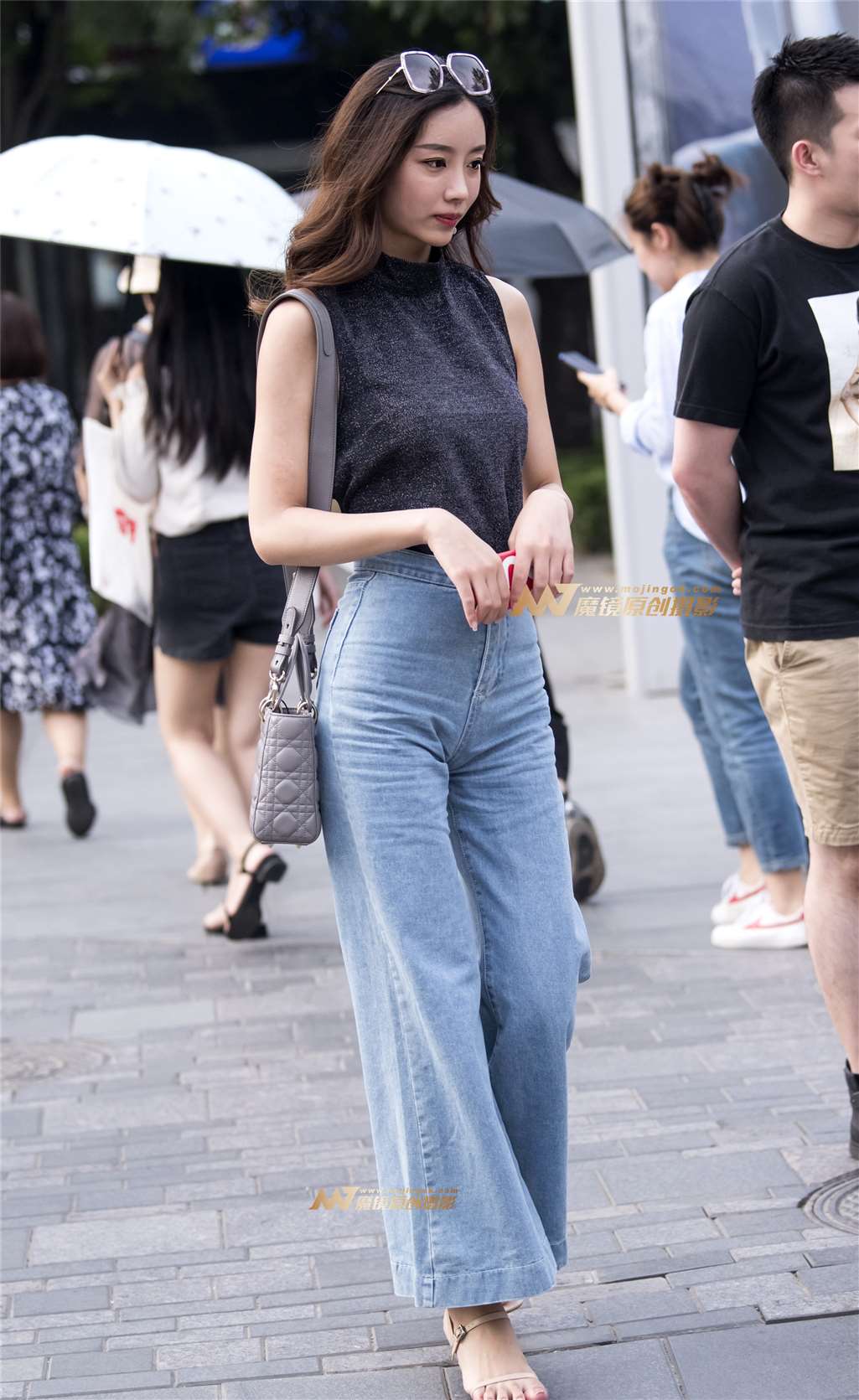 左手倒影赛帖：拥有小蛮腰的性感美女-街拍流行馆