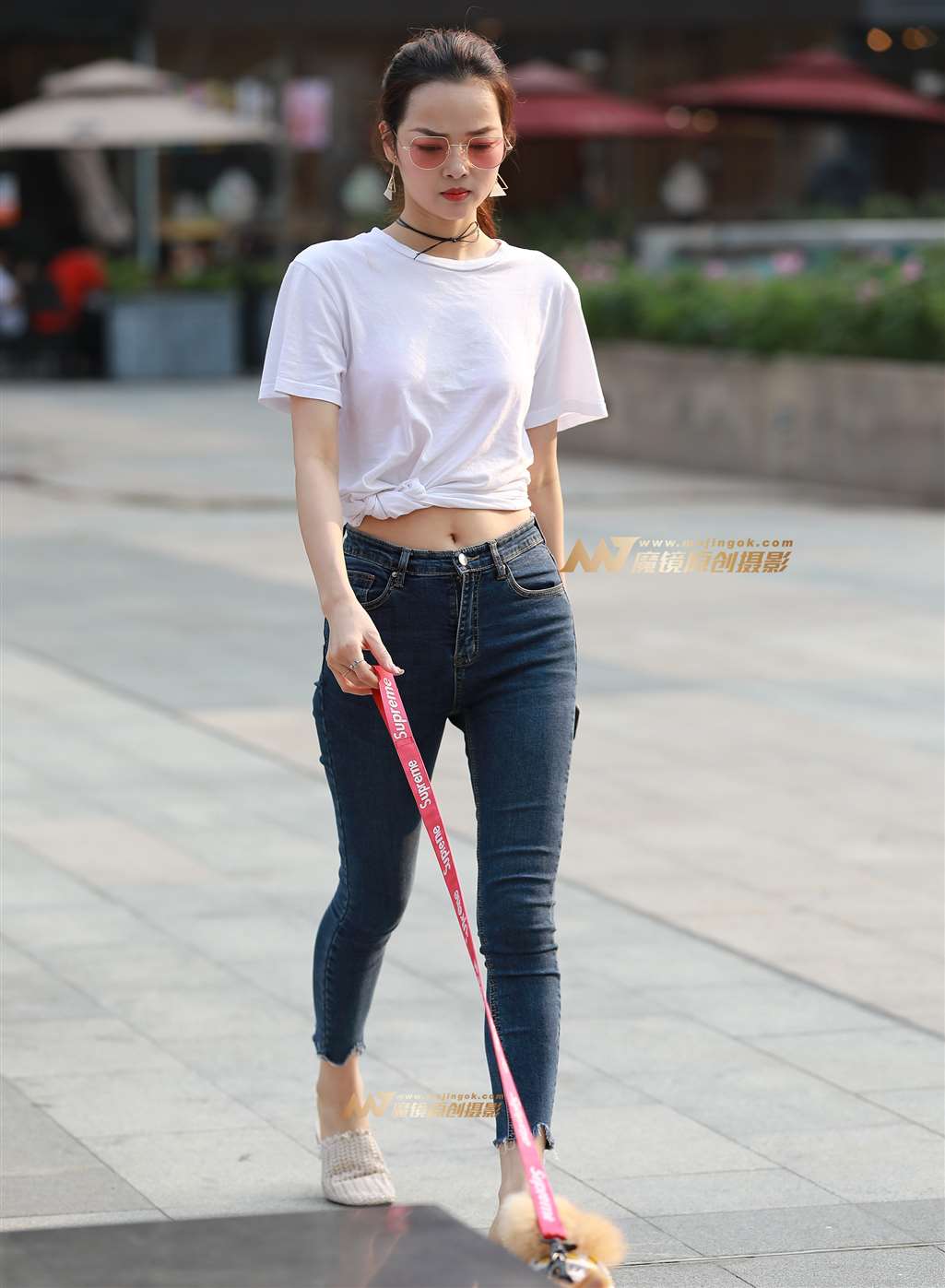 【视觉冲击赛帖】美美哒，遛狗 紧牛美女-流行馆