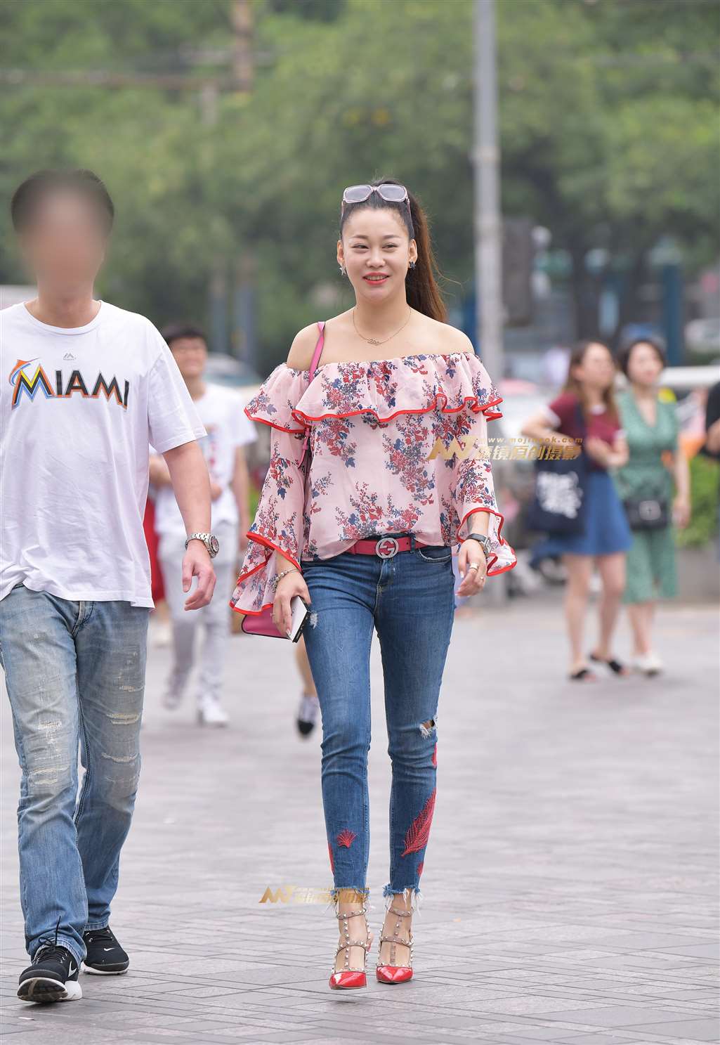 图片[4]-【街拍之魂赛帖】醒目的红色高跟牛仔少妇-流行馆