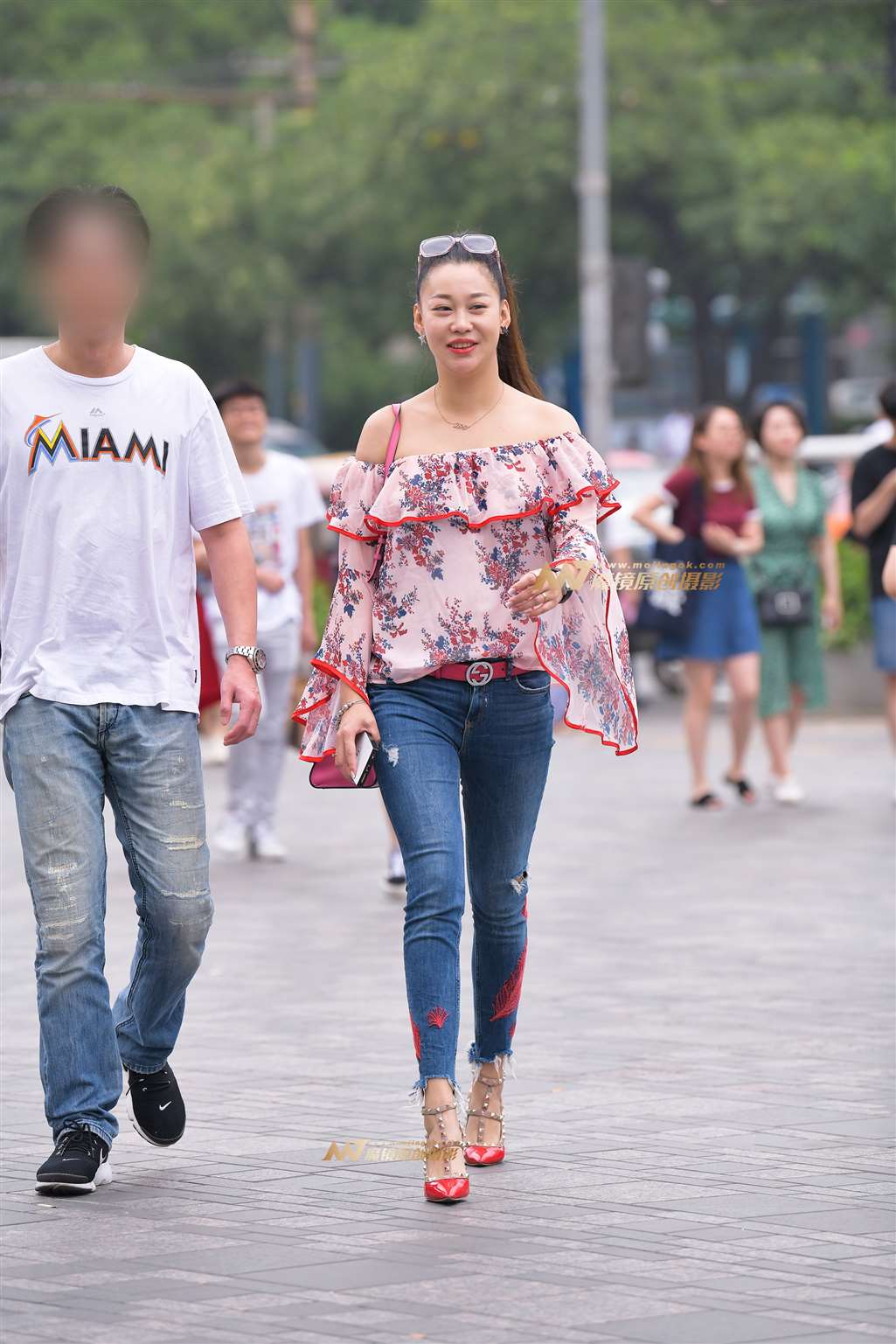 图片[5]-【街拍之魂赛帖】醒目的红色高跟牛仔少妇-流行馆