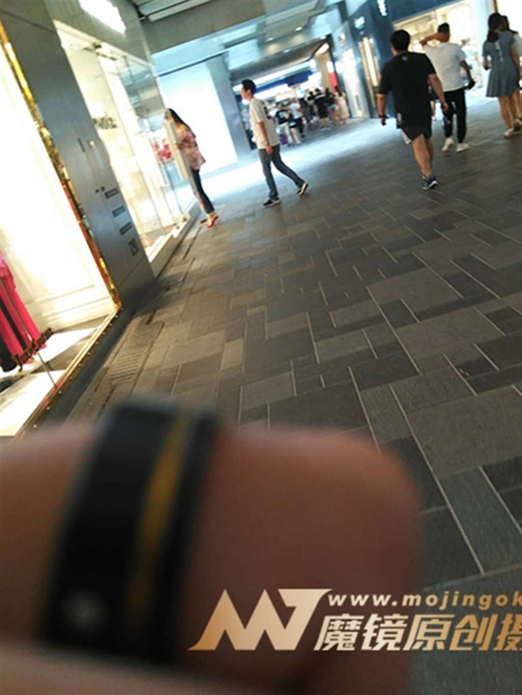 图片[3]-【街拍之魂赛帖】醒目的红色高跟牛仔少妇-流行馆