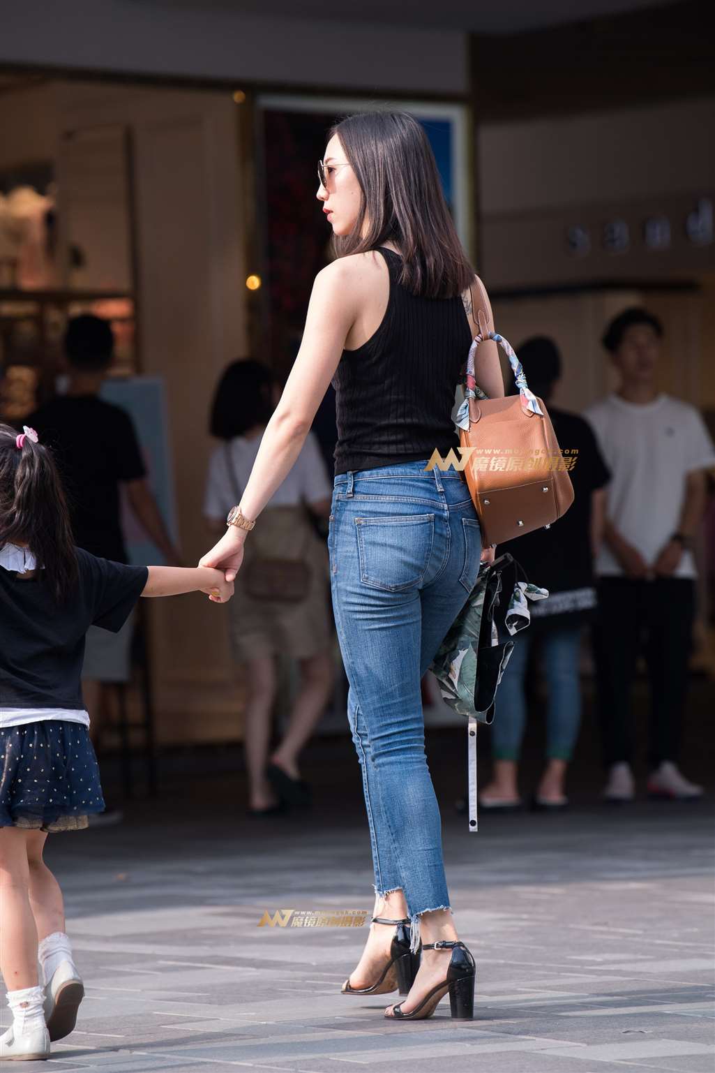 【一只傻麋鹿赛帖】线条流畅、紧牛少妇-街拍流行馆