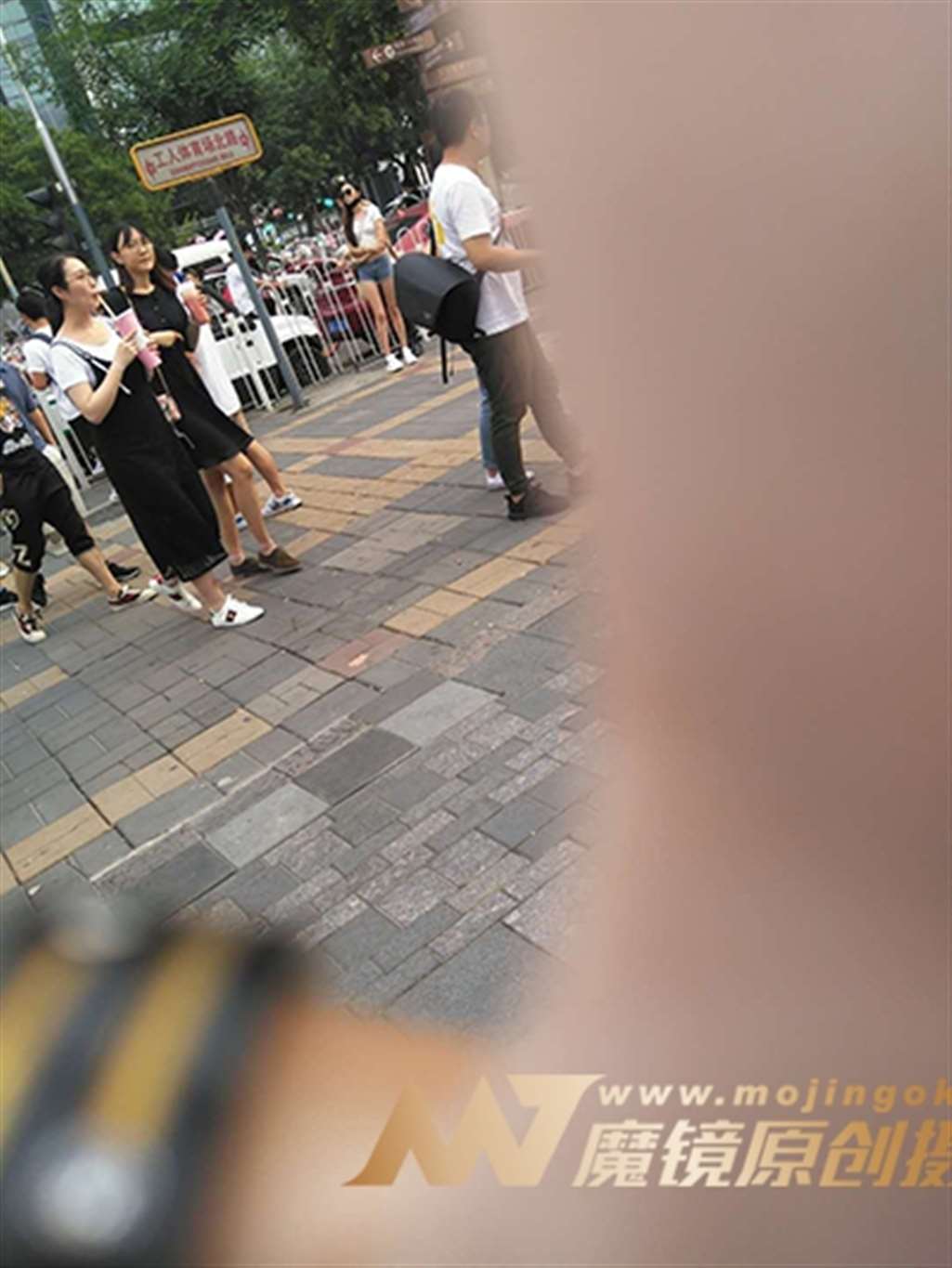 图片[3]-【街拍之魂赛帖】手持咖啡的恬静少女-流行馆