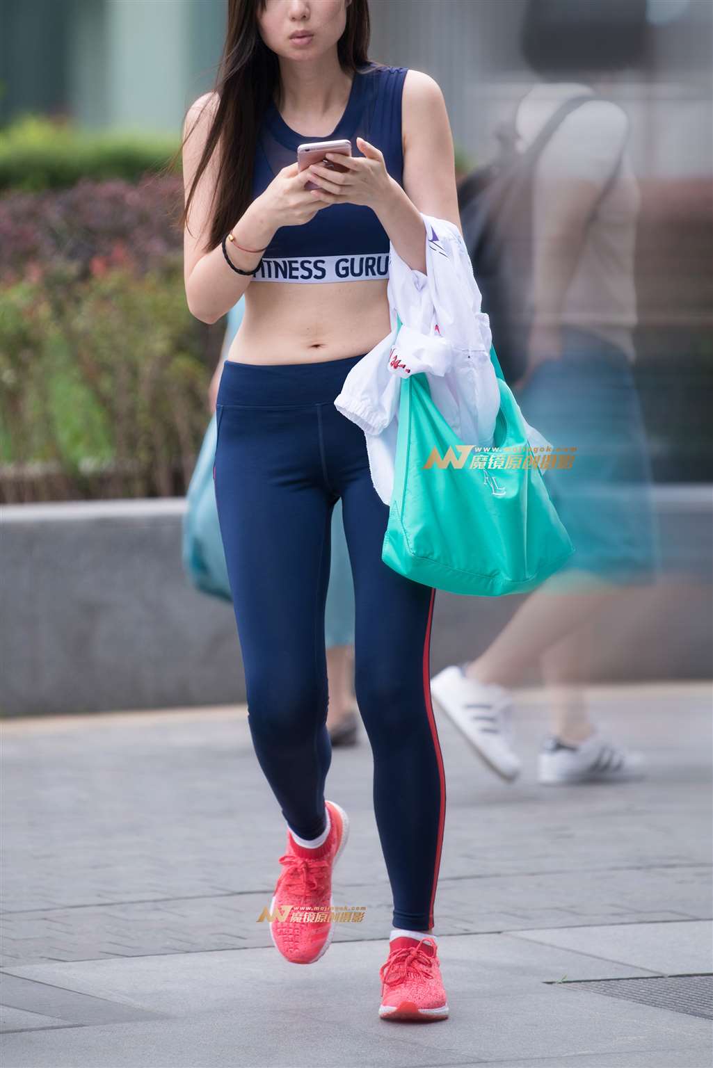 图片[5]-【一只傻麋鹿赛帖】匆匆而过的蓝色塑身瑜伽裤美女-流行馆