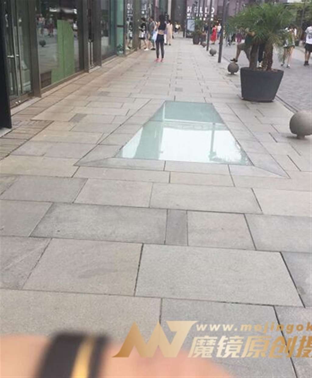 图片[2]-【一只傻麋鹿赛帖】匆匆而过的蓝色塑身瑜伽裤美女-流行馆