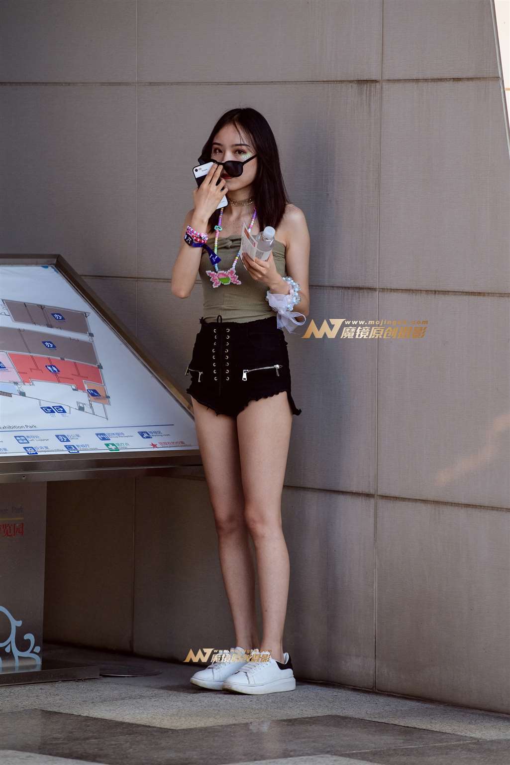 【久久赛帖】黑色热裤美女性感月牙-流行馆