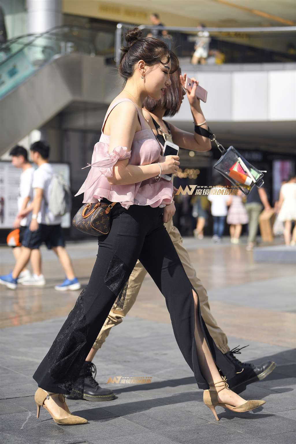 【一只傻麋鹿赛帖】粉衣黑裤美女-街拍流行馆