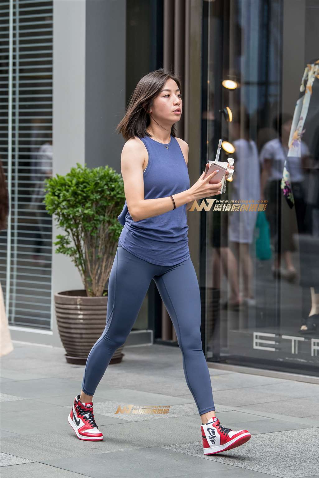 【久久赛帖】蓝色瑜伽裤勾勒完美身形-街拍流行馆