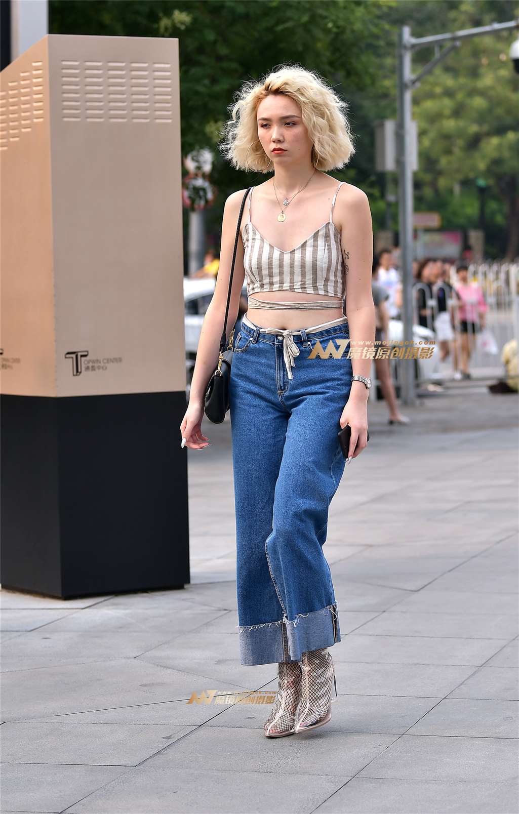 图片[2]-左手倒影赛贴:美丽性感大模过马路-流行馆