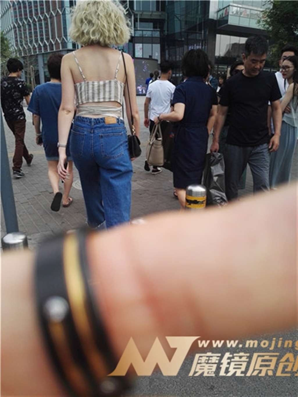 图片[3]-左手倒影赛贴:美丽性感大模过马路-流行馆