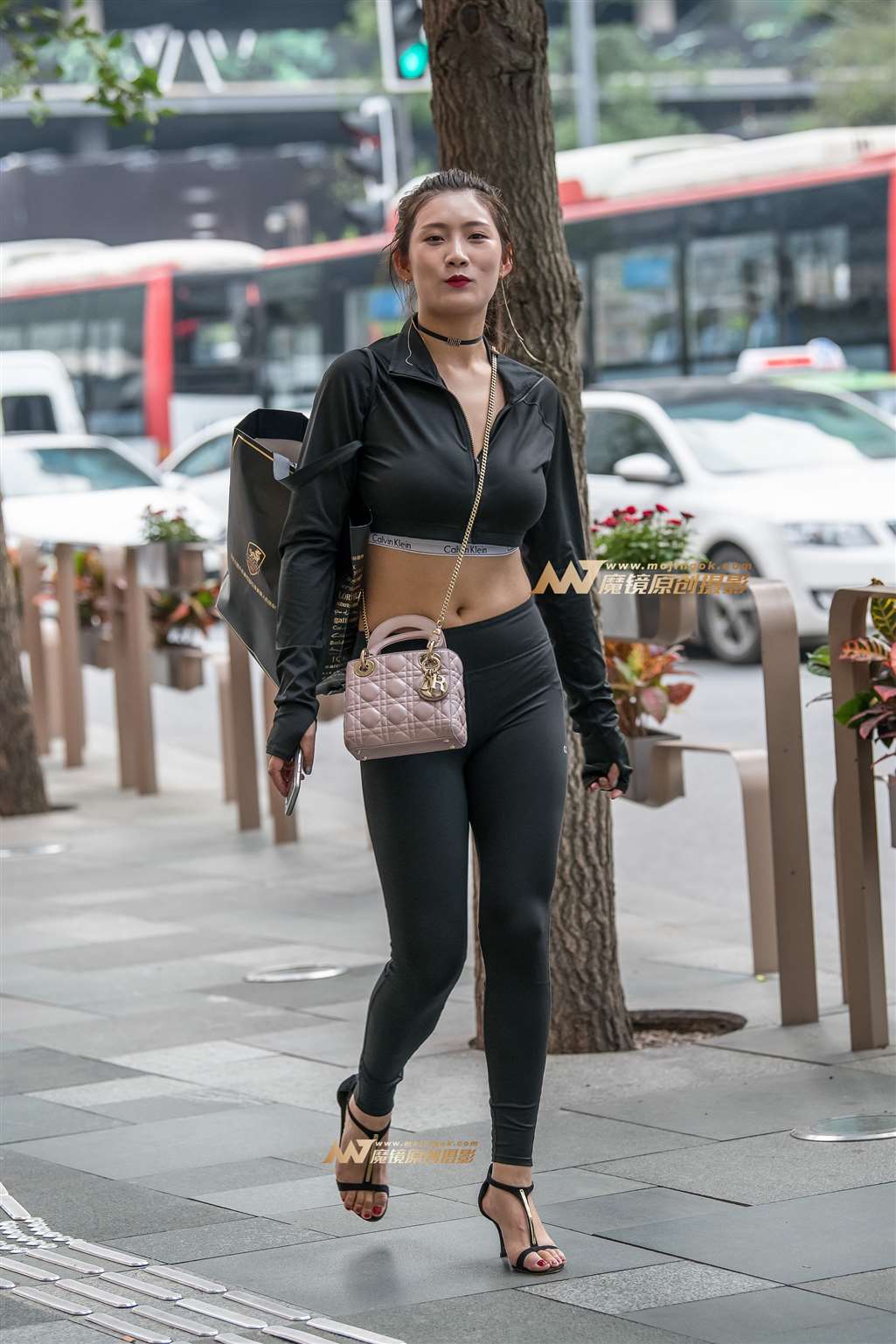 【久久赛帖】黑色紧身套装高跟鞋美女-街拍流行馆