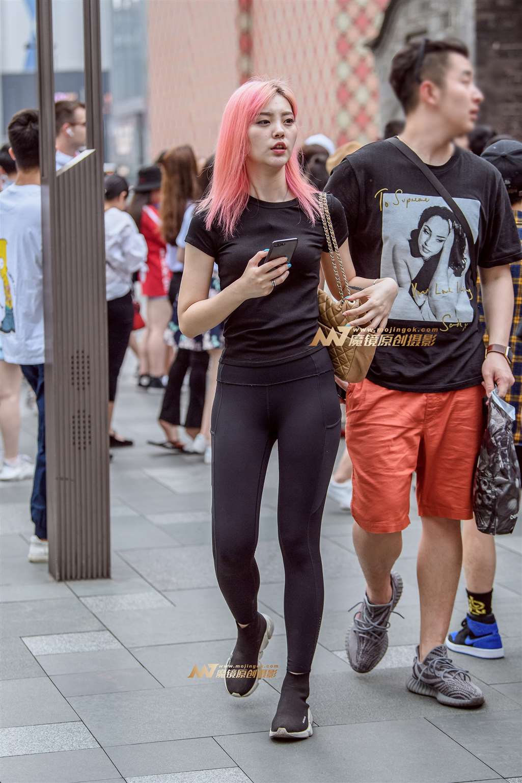 【久久赛帖】紧身黑裤时髦美女-街拍流行馆