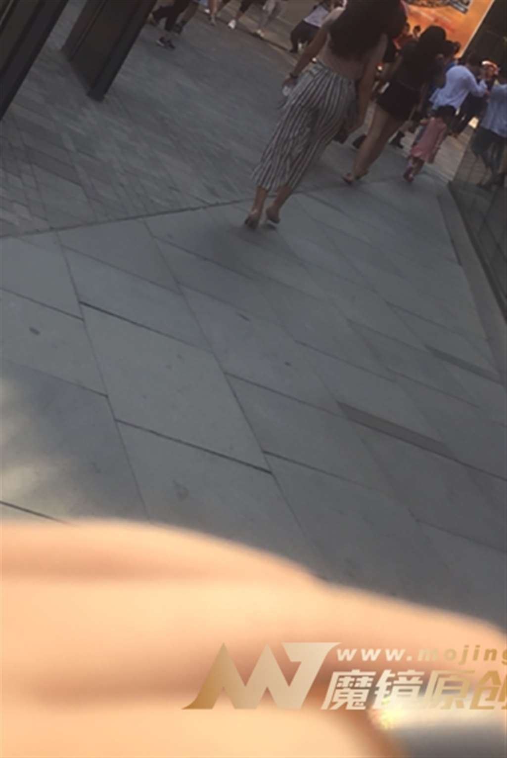 图片[3]-【红石赛帖】漂亮热裤美女-流行馆
