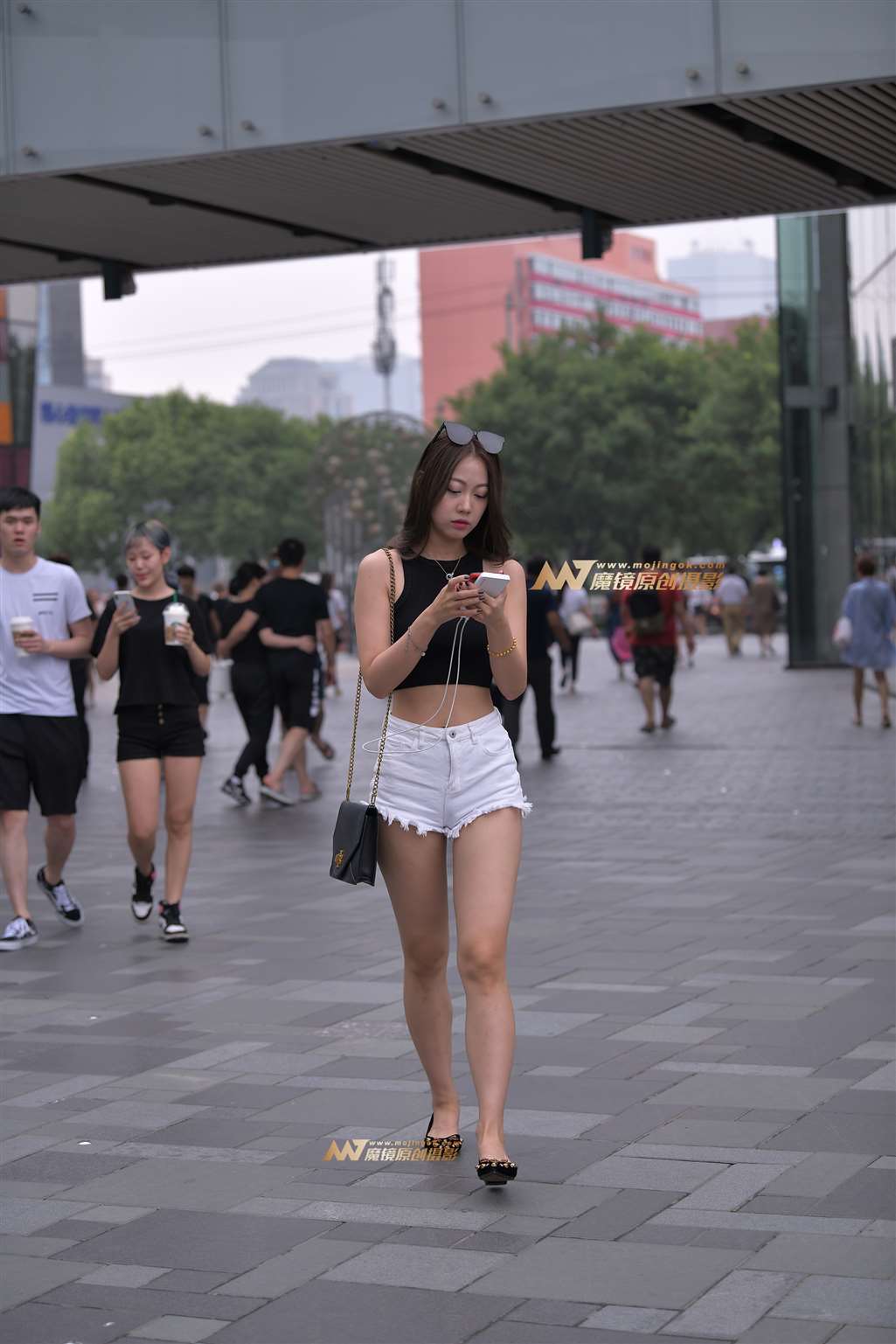 【街拍之魂赛帖】时尚热裤小少妇-流行馆