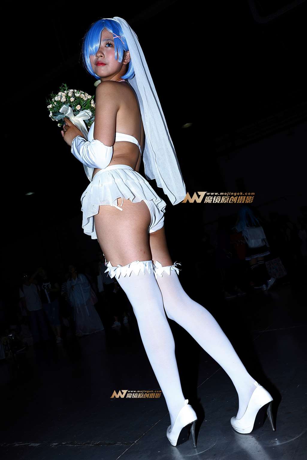 【Mark赛帖】手捧鲜花的性感小新娘-街拍流行馆