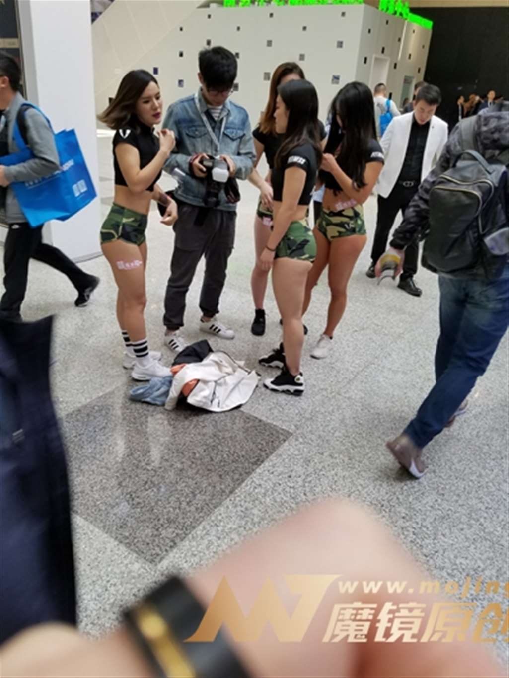 图片[3]-【番茄酱赛帖】绿色超短热裤的美女们在凹造型-流行馆