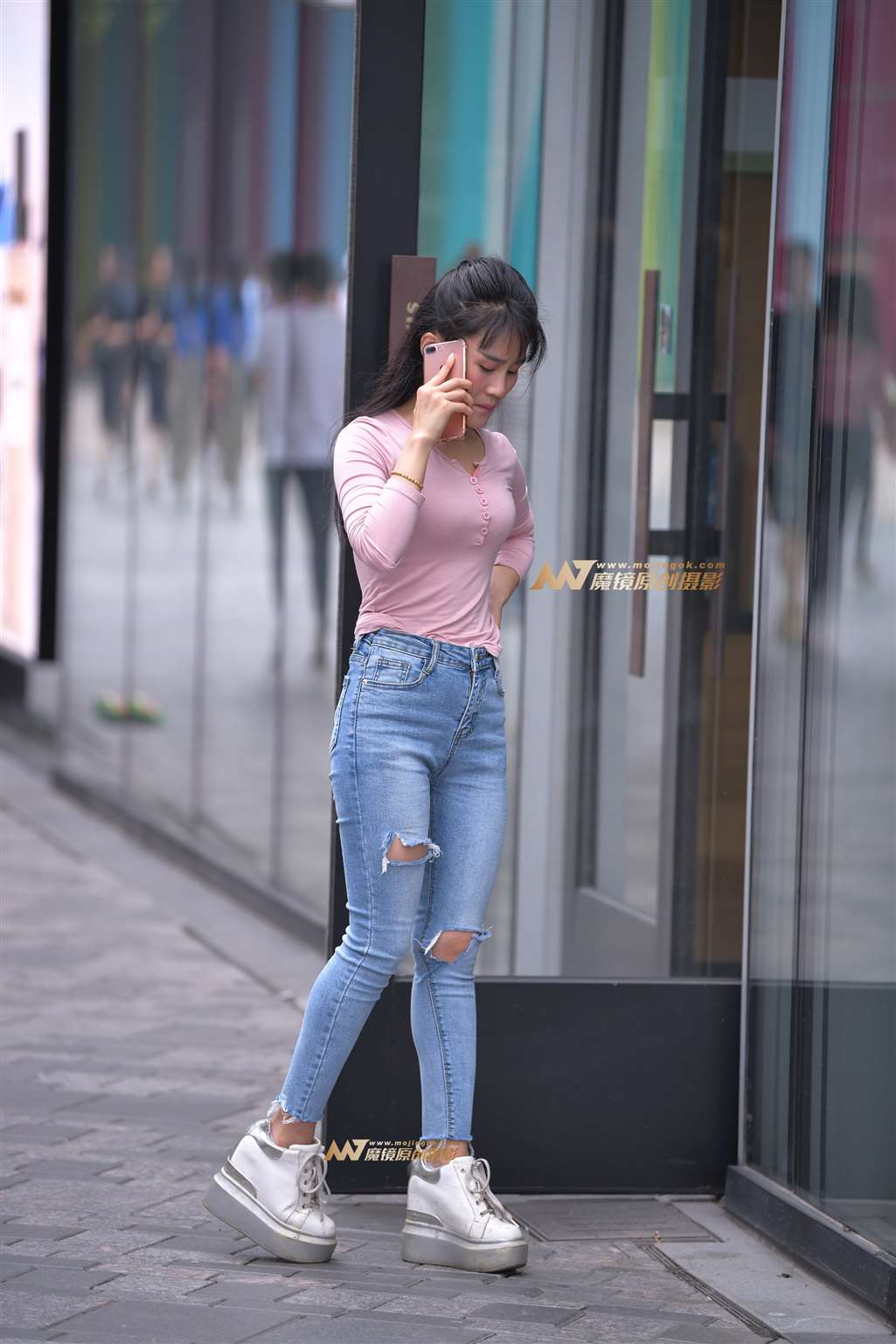 聊电话中的紧牛小姐姐-流行馆