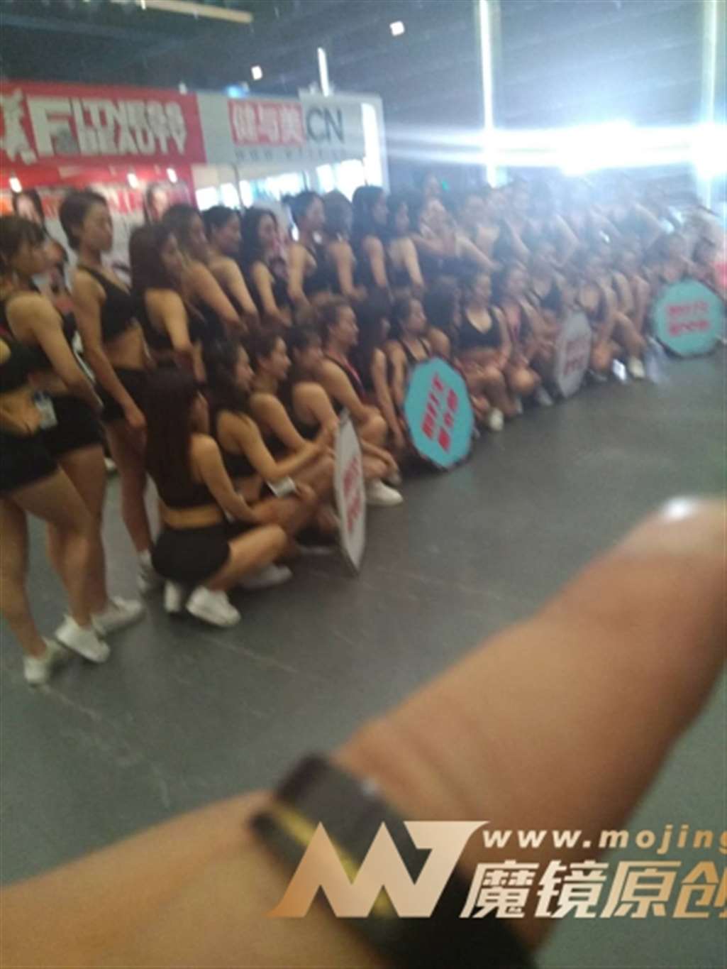 图片[3]-【咔喳赛贴】散打举牌女郎-流行馆