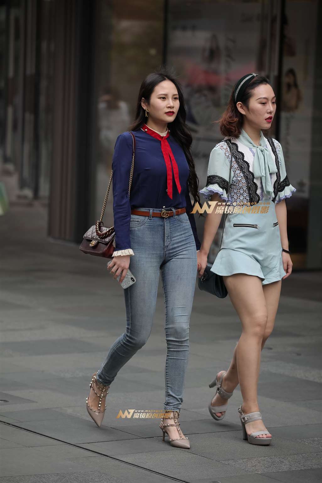 【凯恩赛帖】紧牛美腿和她的闺蜜-街拍流行馆