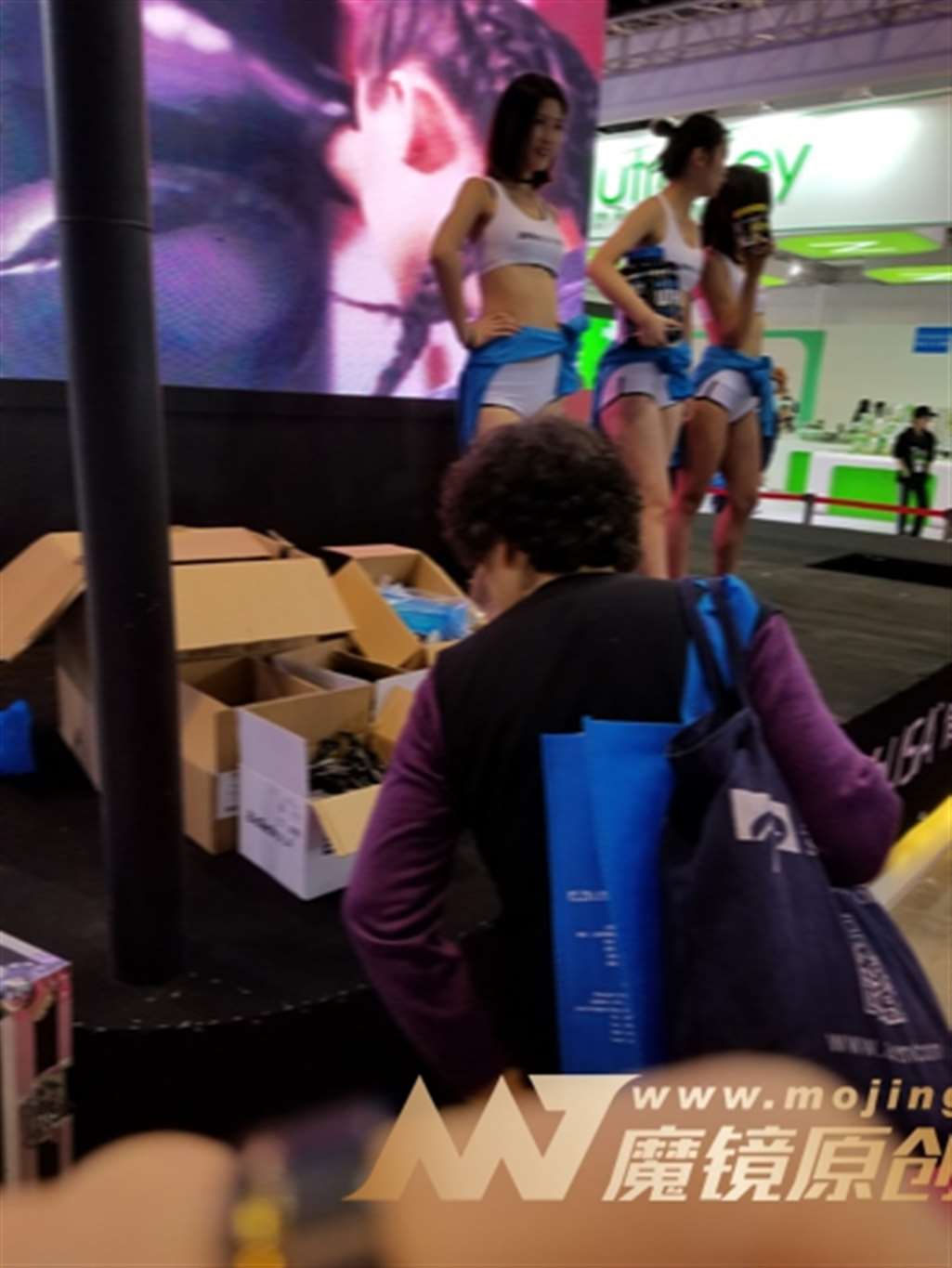 图片[3]-【番茄酱赛帖】超紧身白色热裤美女在和观众互动-流行馆