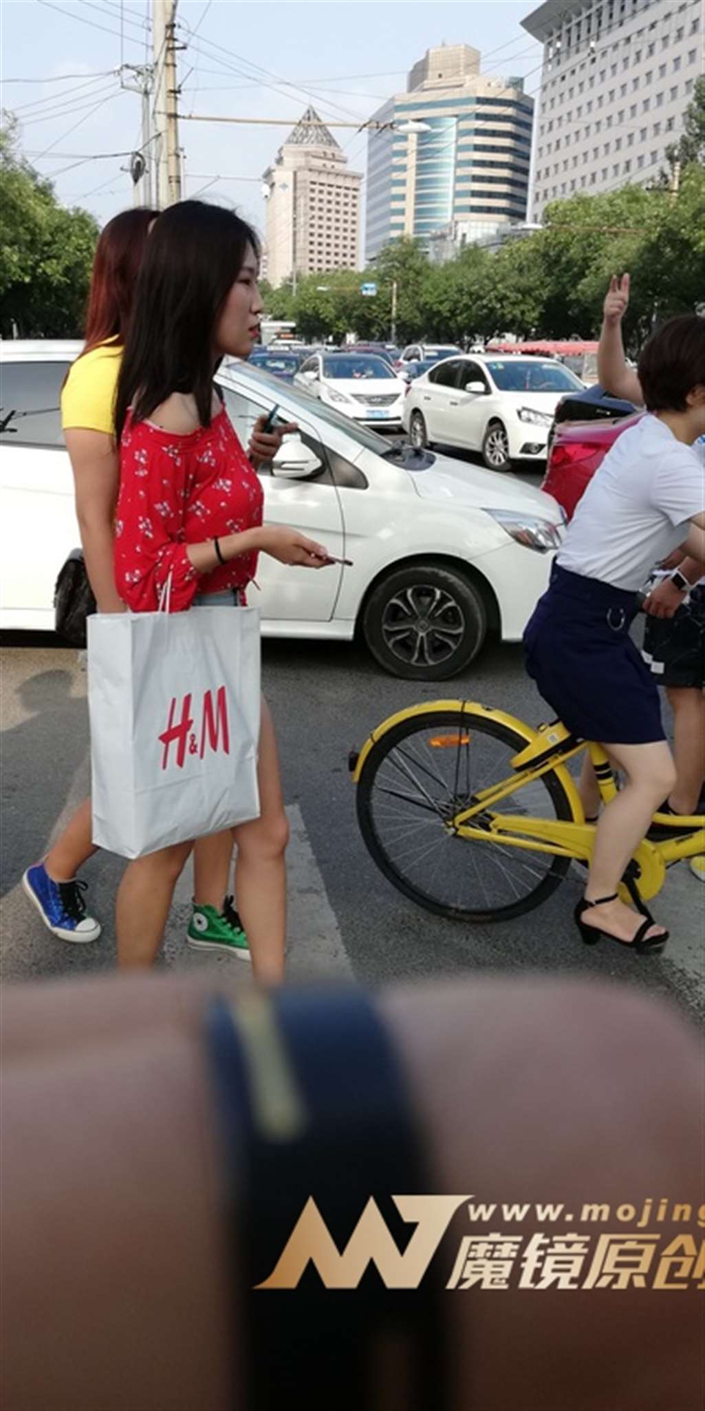 图片[3]-【视觉冲击赛帖】一字肩，勒紧热裤美眉-流行馆