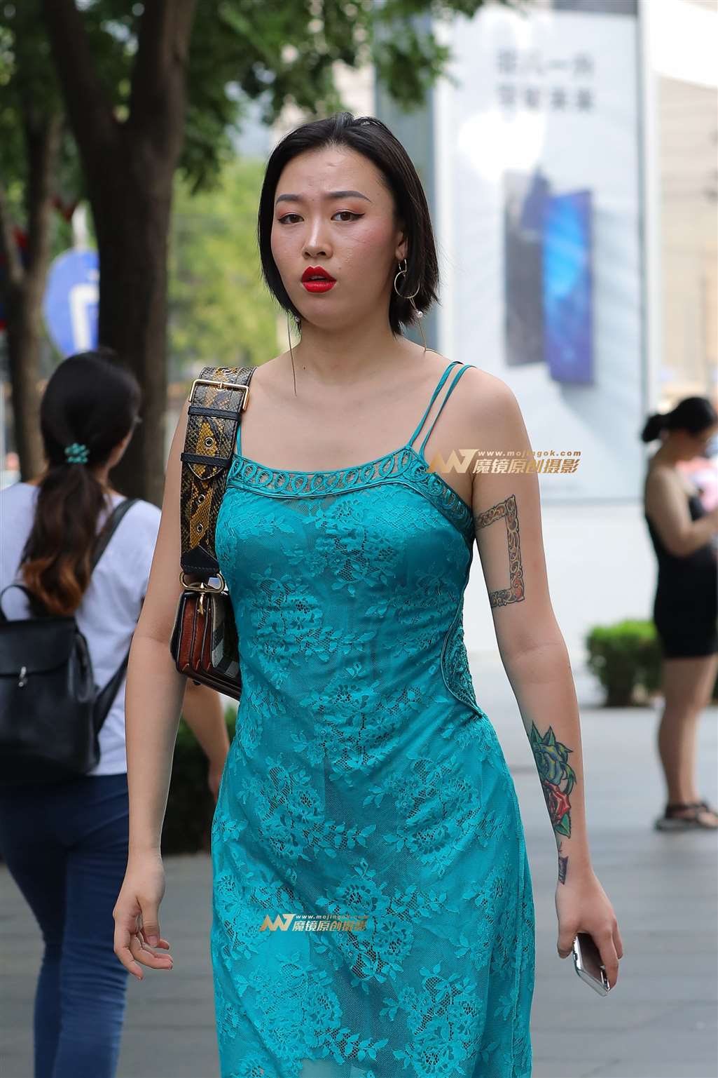 性感吊带裙少妇-街拍流行馆