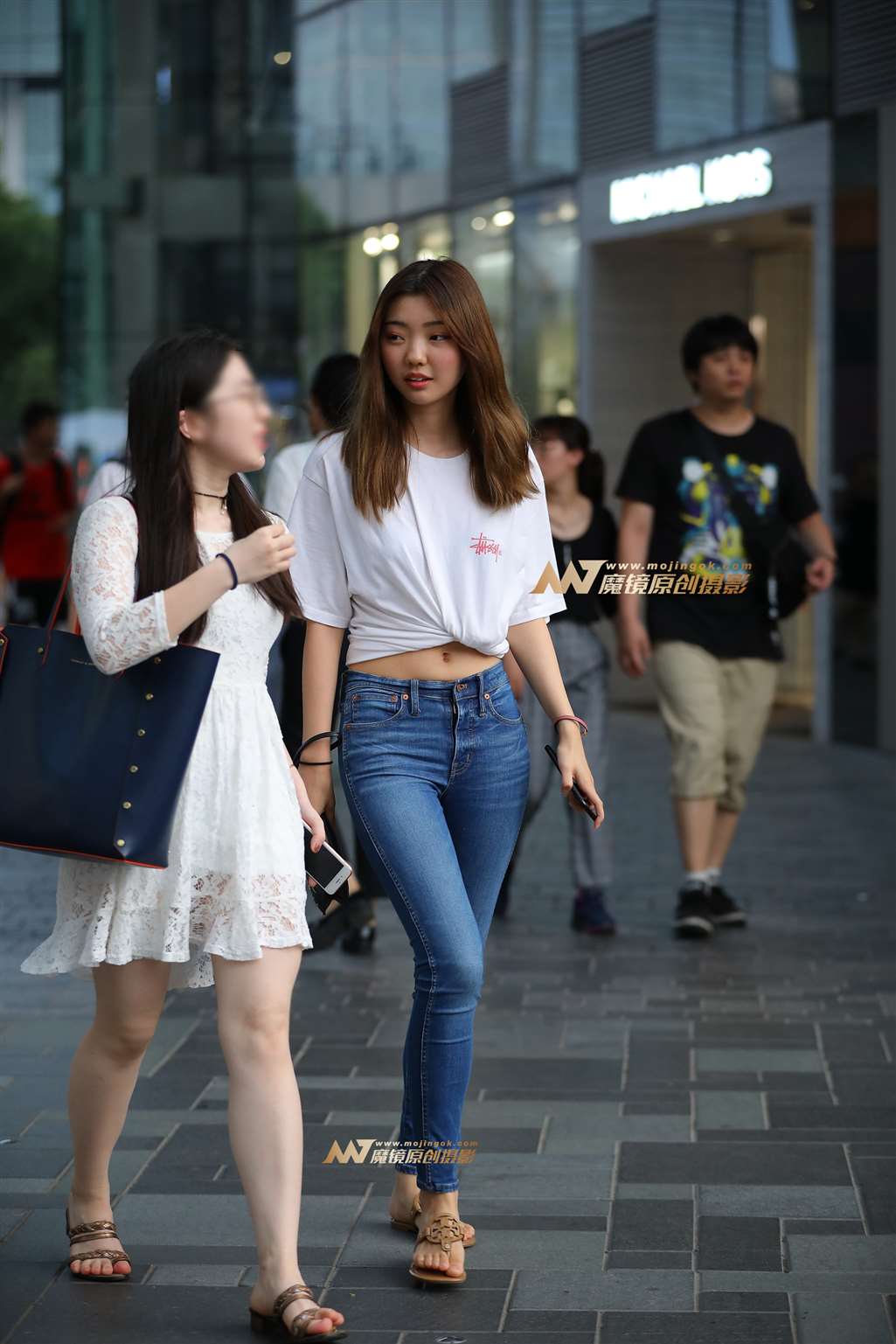 【视觉冲击赛帖】抽烟的紧牛美眉-街拍流行馆