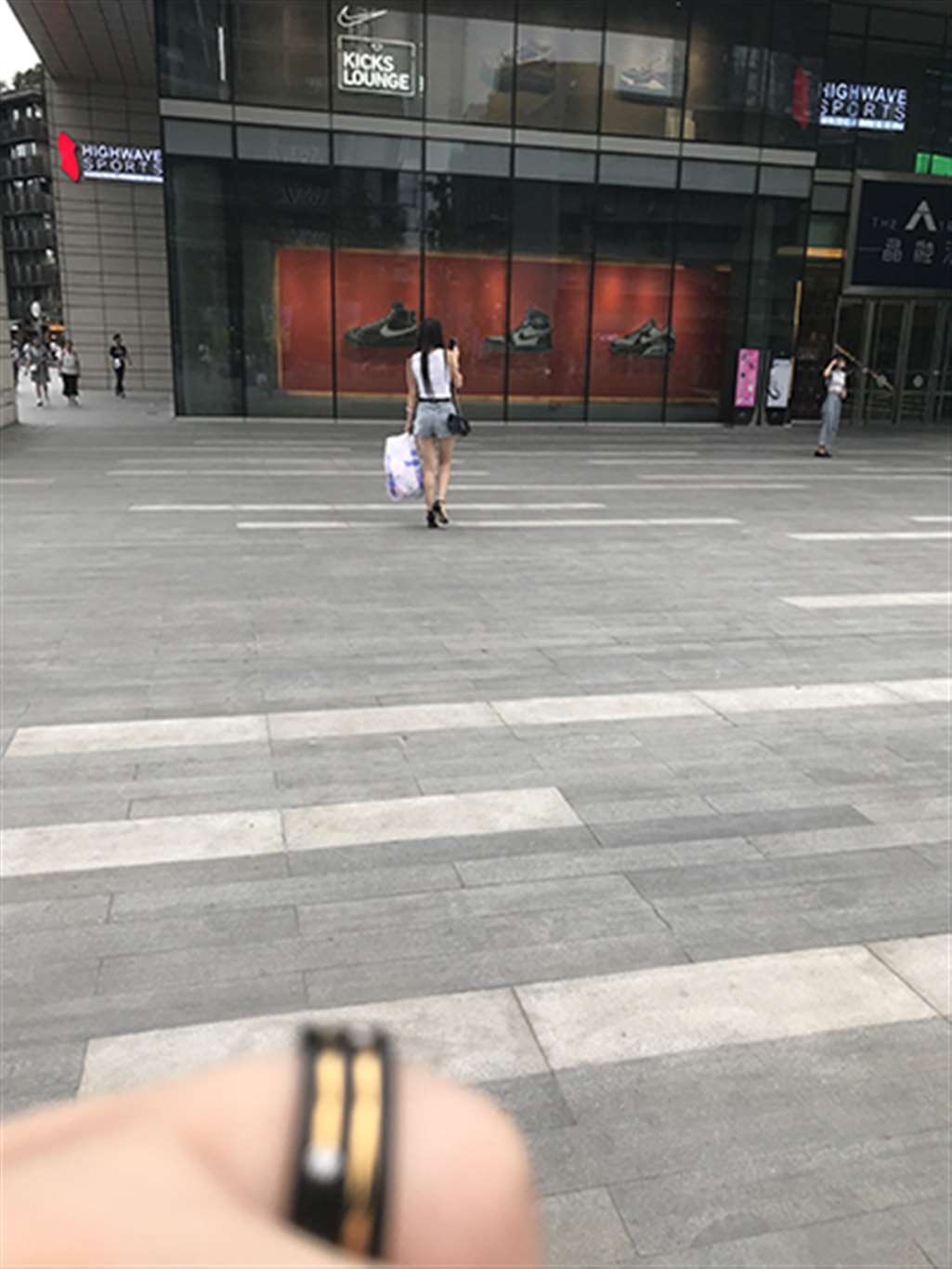 图片[3]-【辉辉赛贴】白色紧身衫牛仔短裤一字带高跟鞋mm-流行馆