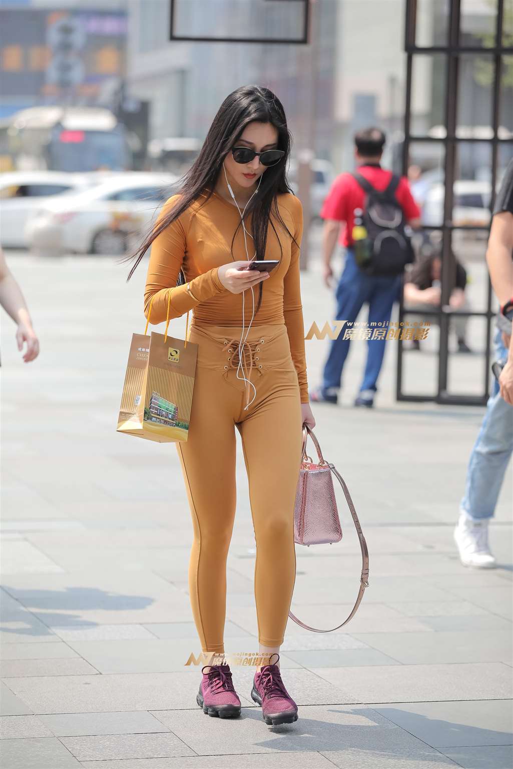 【凯恩赛帖】紧身装裹出迷人性感的身材-流行馆