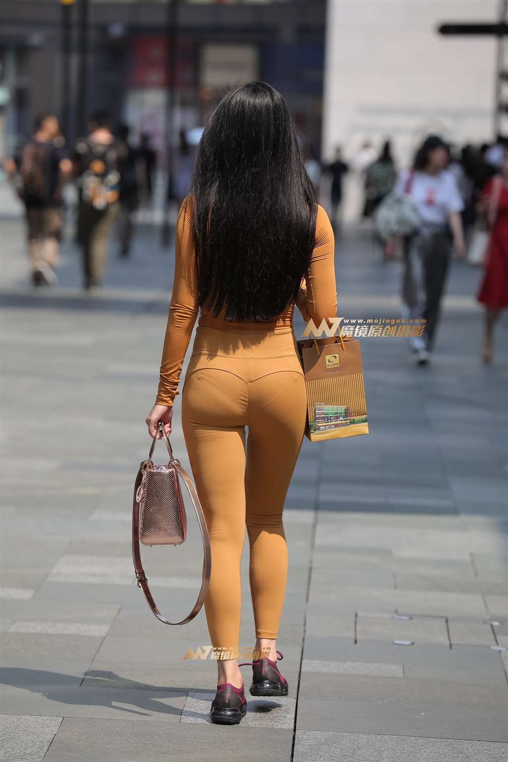 图片[2]-【凯恩赛帖】紧身装裹出迷人性感的身材-流行馆