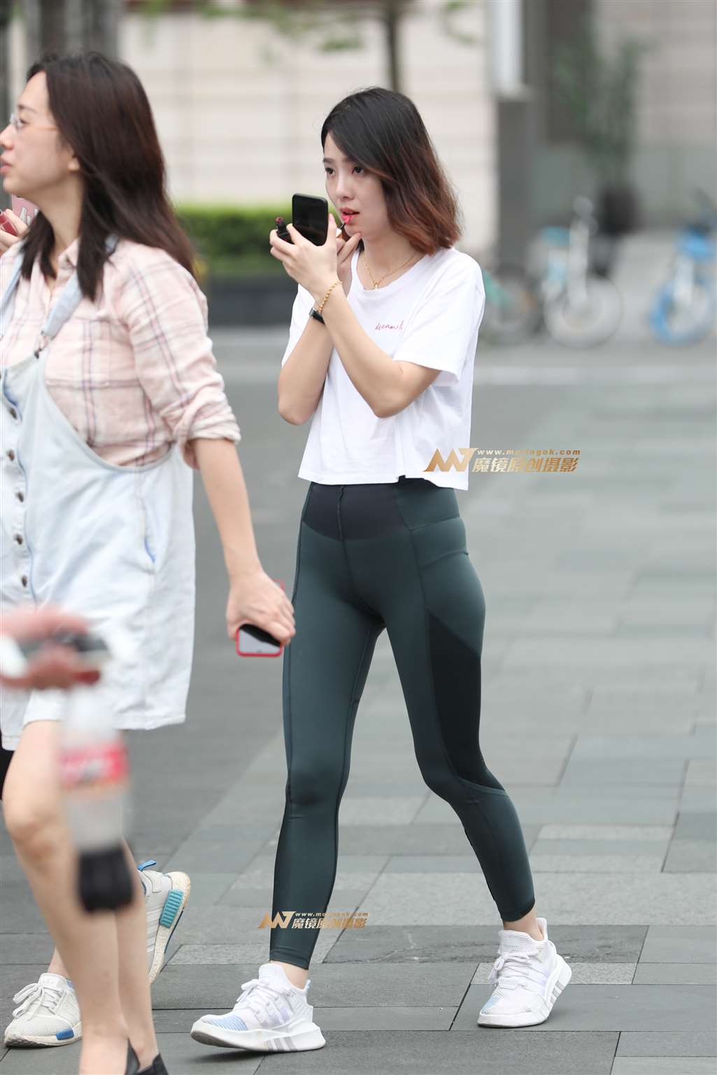 【辉辉赛贴】健美的身段-街拍流行馆