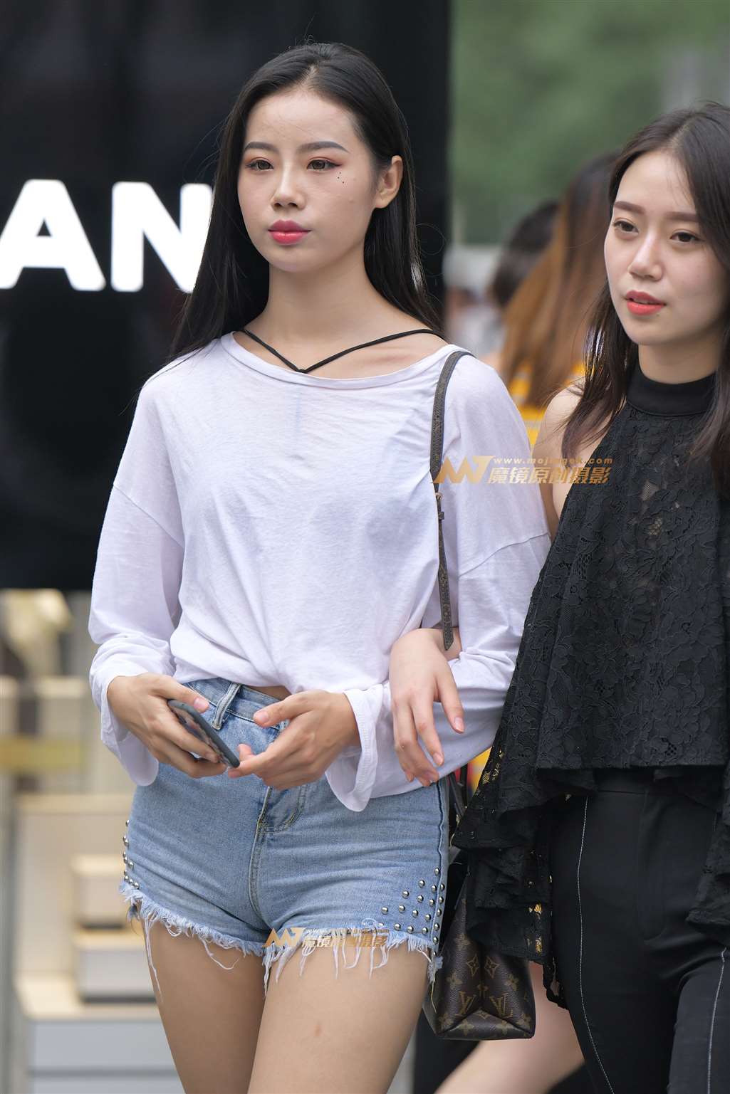 【红石赛帖】热裤长腿高挑美女-街拍流行馆