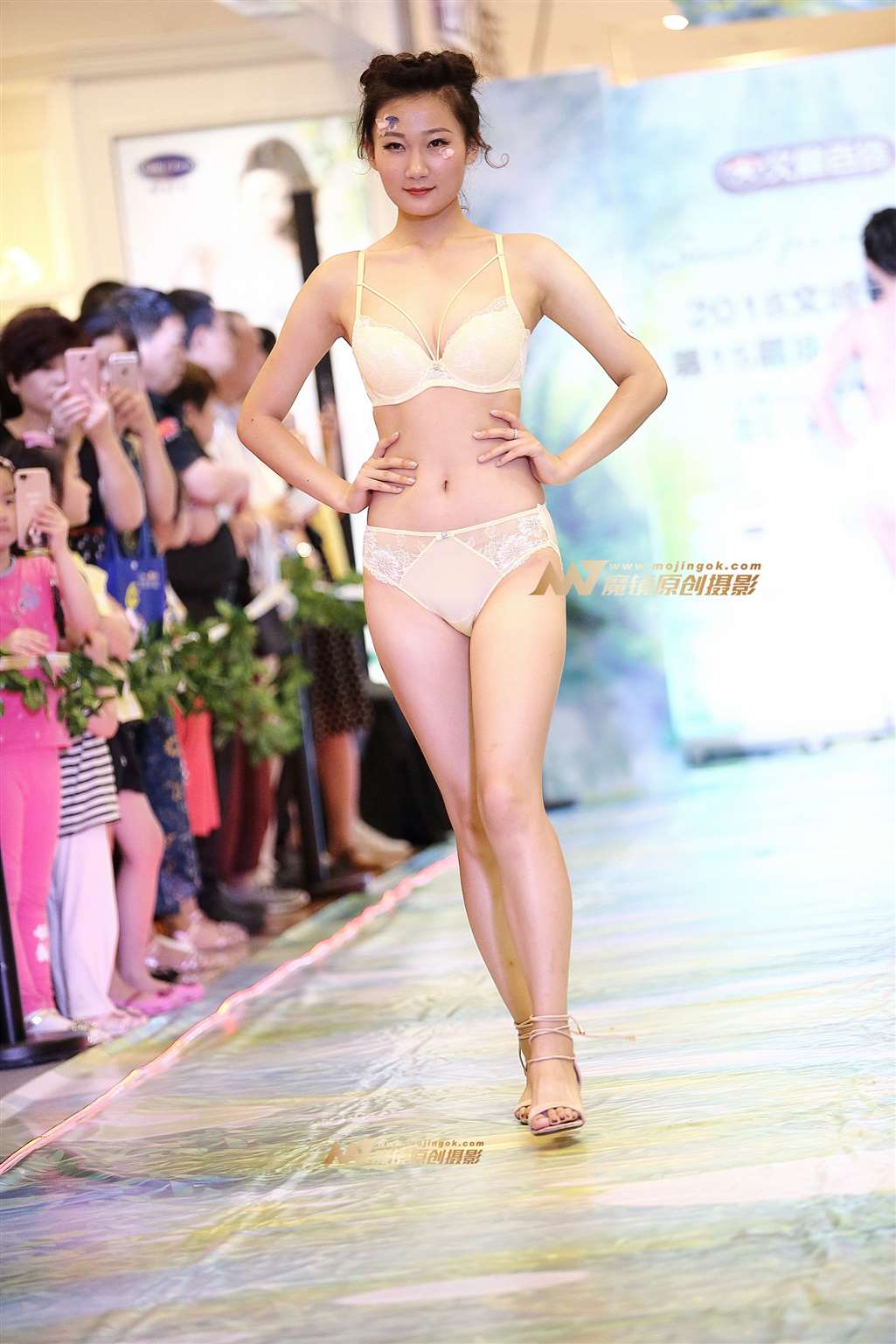 【Mark赛帖】安莉芳白色蕾丝内衣秀-流行馆