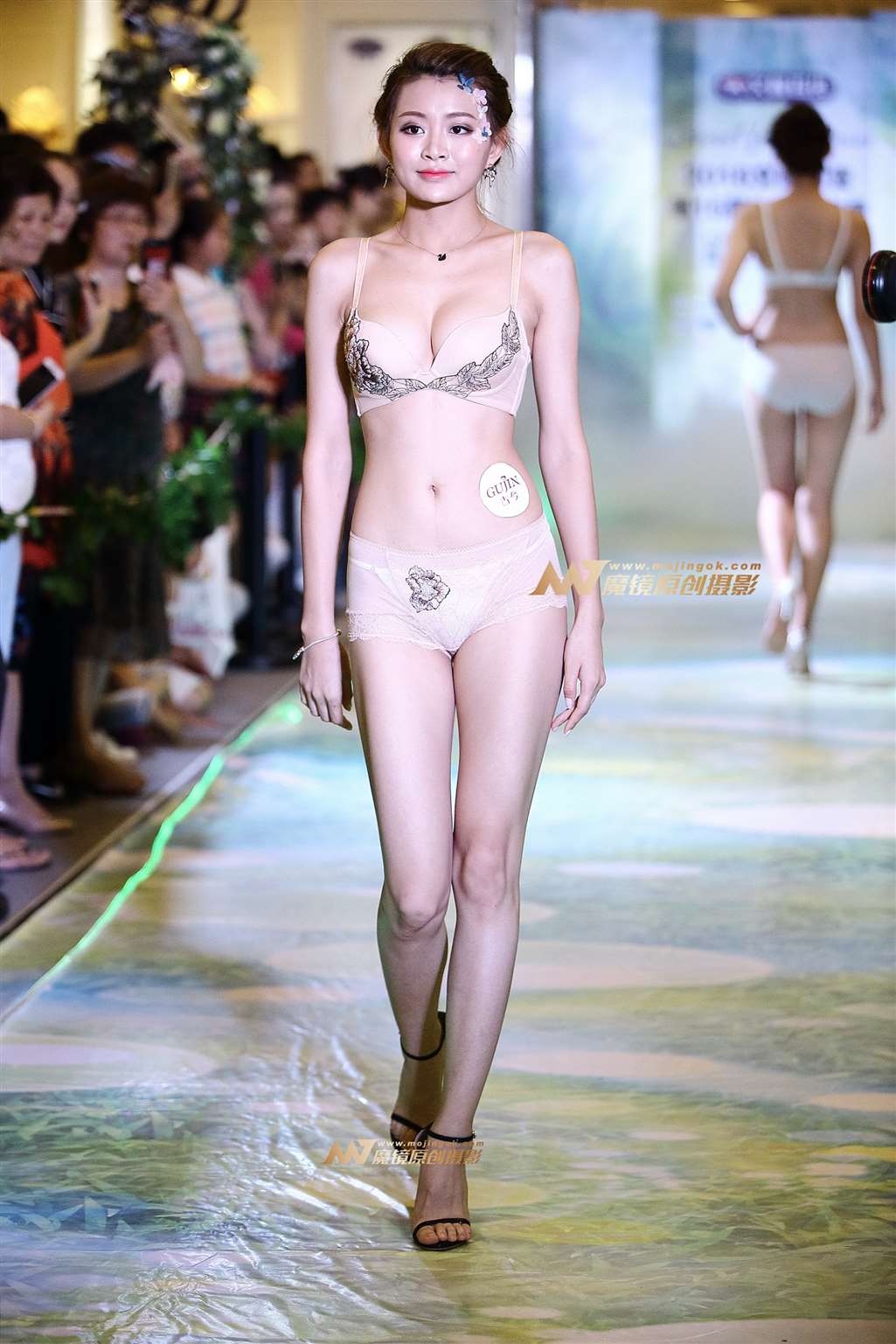 【Mark赛帖】安莉芳浅色内衣秀2-街拍流行馆