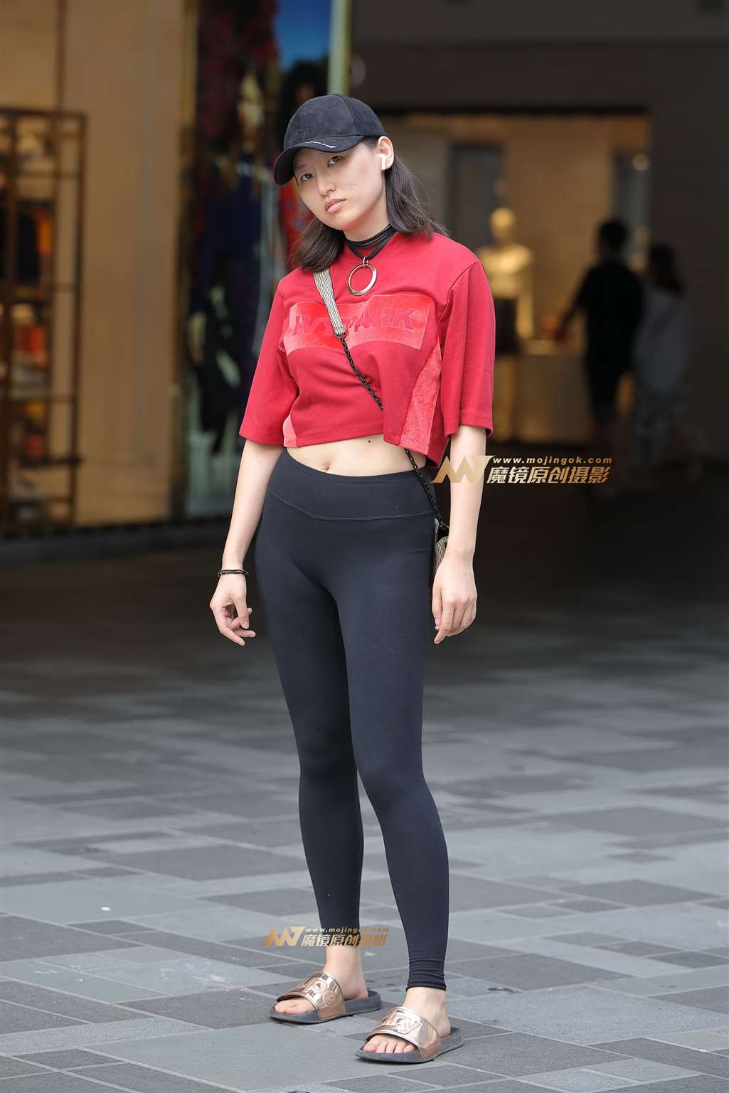 【视觉冲击赛帖】鸭舌帽，黑色健美裤MM-街拍流行馆