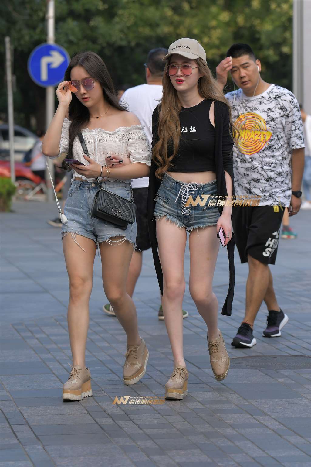 【红石赛帖】热裤性感美女-街拍流行馆