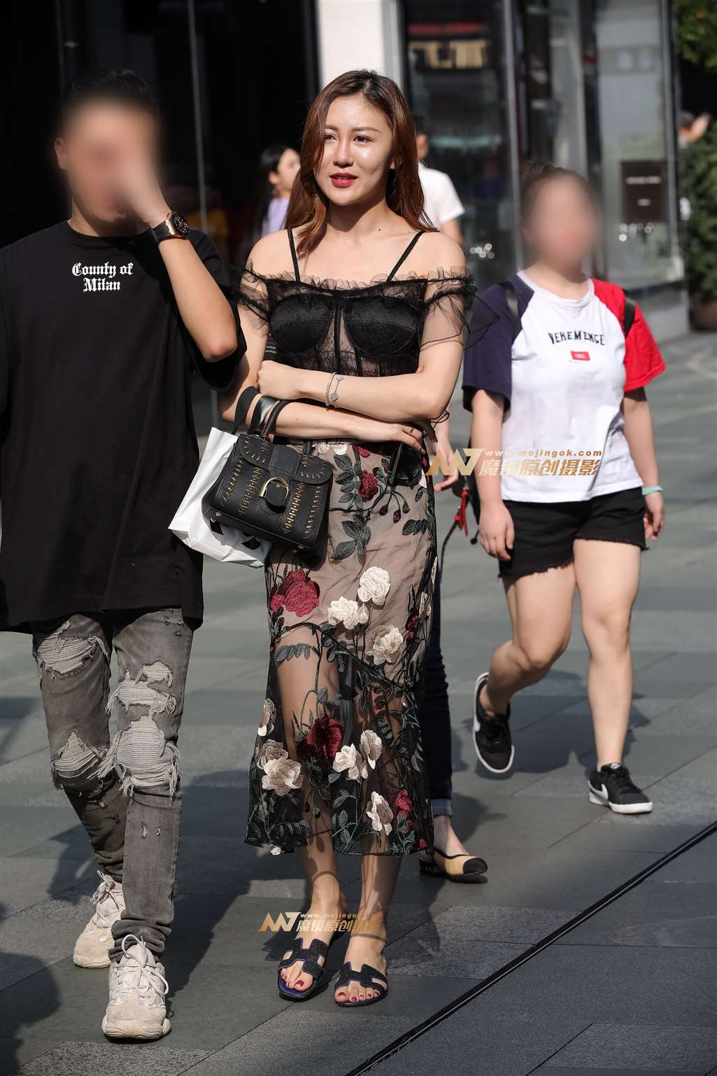 【凯恩赛帖】一身薄纱性感长裙-街拍流行馆