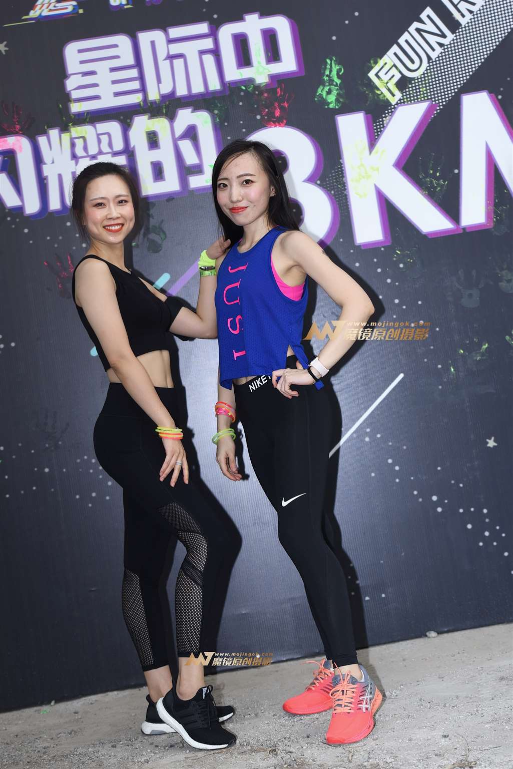 图片[2]-【咔喳赛贴】两个紧身裤妹子-流行馆
