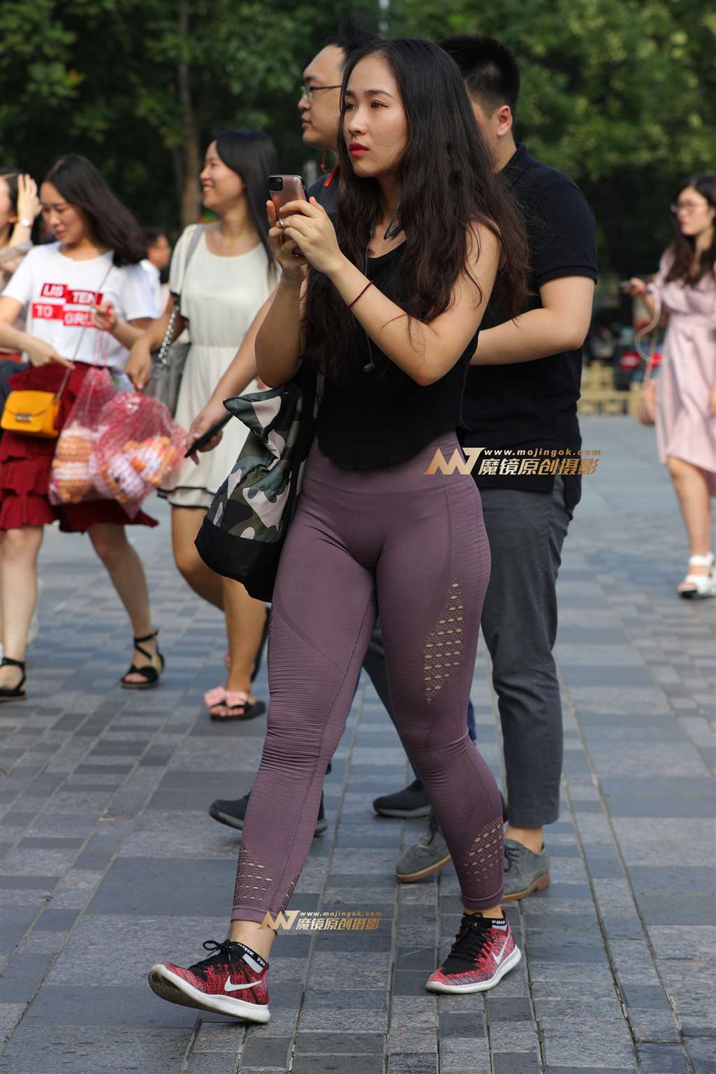 【视觉冲击赛帖】淡紫色，极度紧致健美裤美眉-街拍流行馆